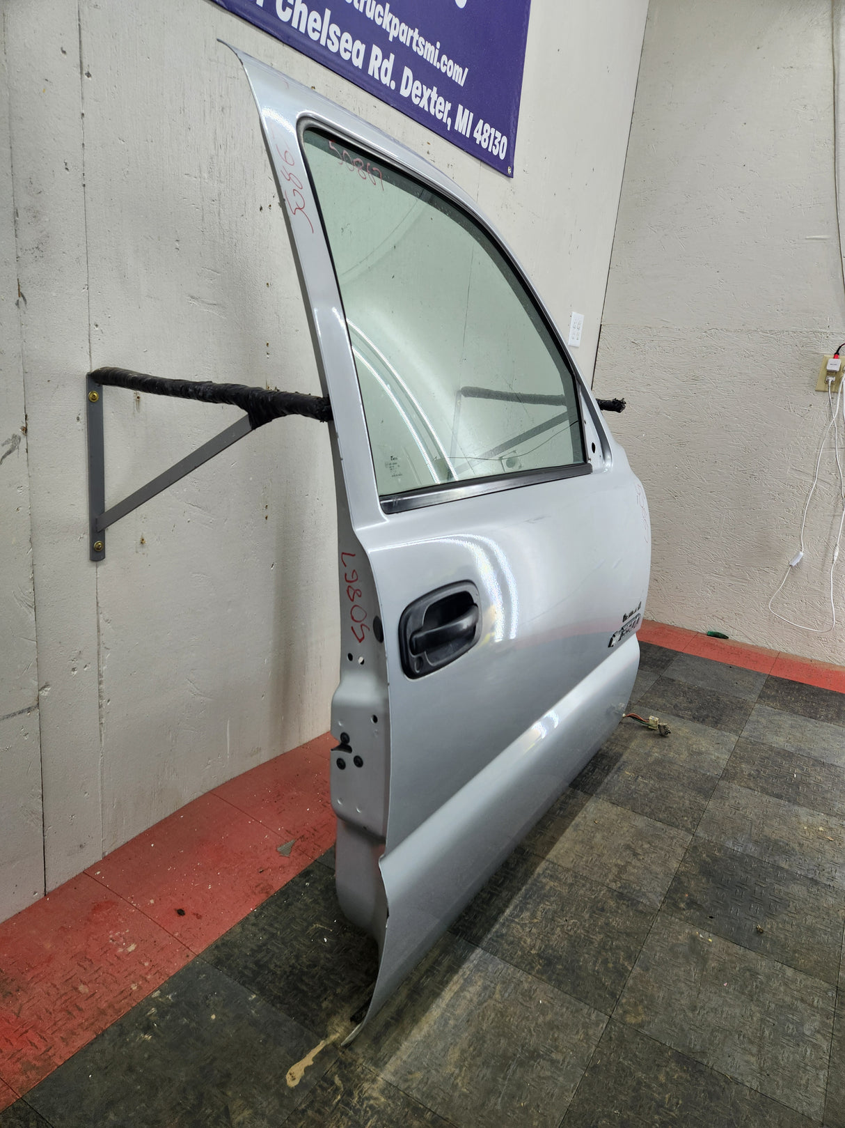 1999-2006 Chevrolet Silverado / GMC Sierra 1500 2500 3500 HD Front Passenger side Door RH