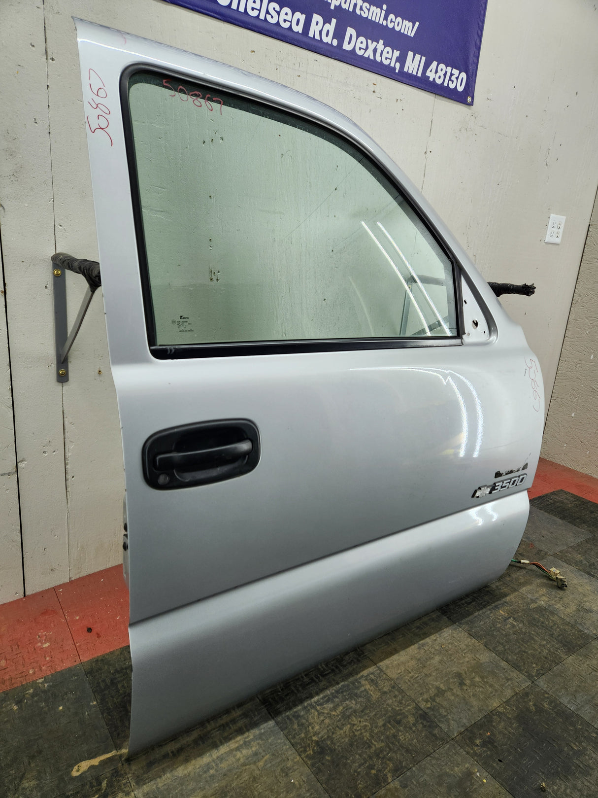 1999-2006 Chevrolet Silverado / GMC Sierra 1500 2500 3500 HD Front Passenger side Door RH