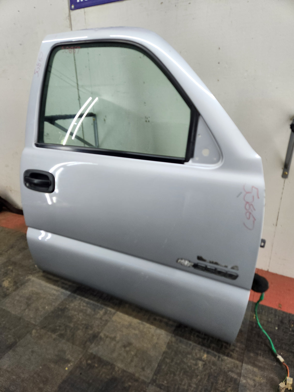 1999-2006 Chevrolet Silverado / GMC Sierra 1500 2500 3500 HD Front Passenger side Door RH