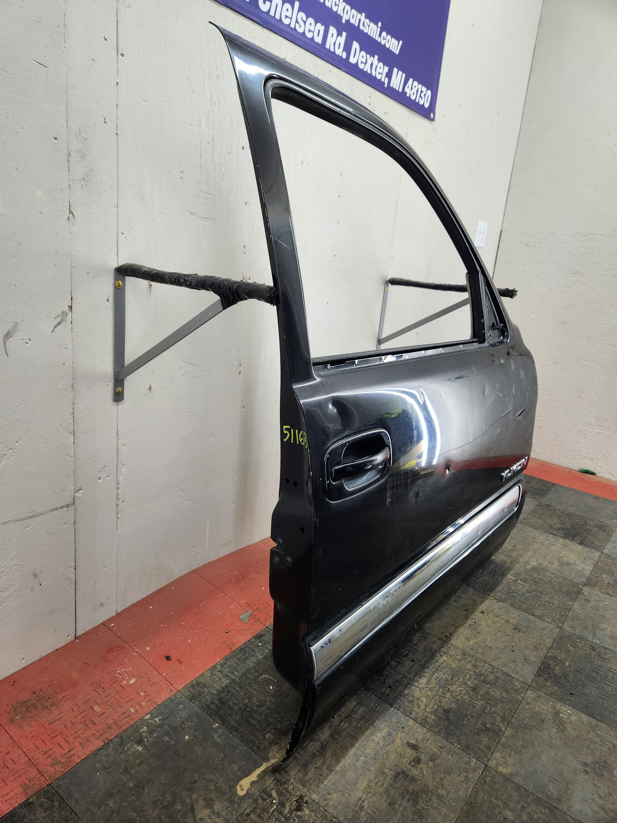 1999-2006 Chevrolet Silverado / GMC Sierra 1500 2500 3500 HD Front Passenger side Door RH