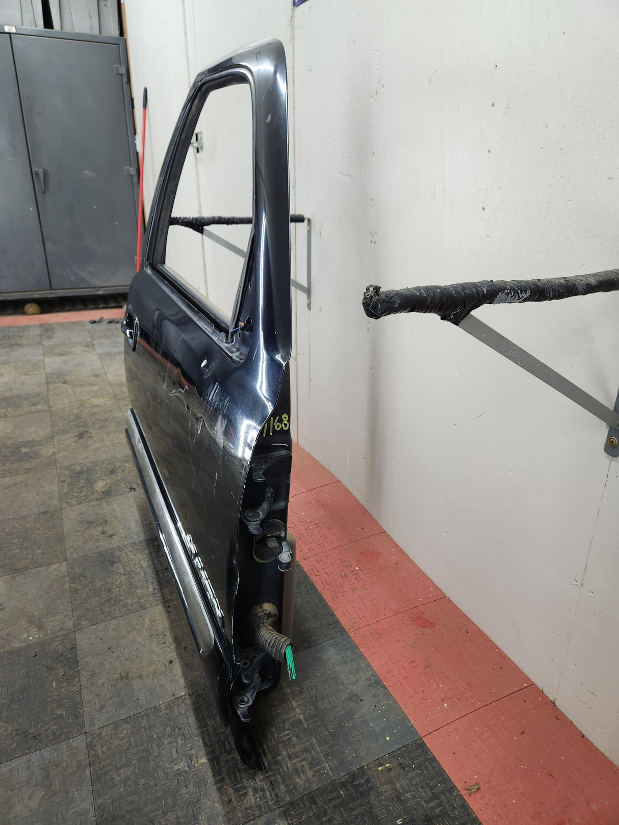 1999-2006 Chevrolet Silverado / GMC Sierra 1500 2500 3500 HD Front Passenger side Door RH