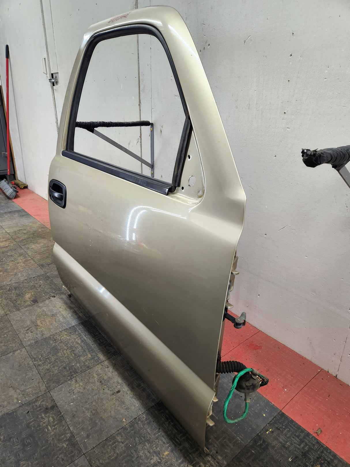 1999-2006 Chevrolet Silverado / GMC Sierra 1500 2500 3500 HD Front Passenger side Door RH
