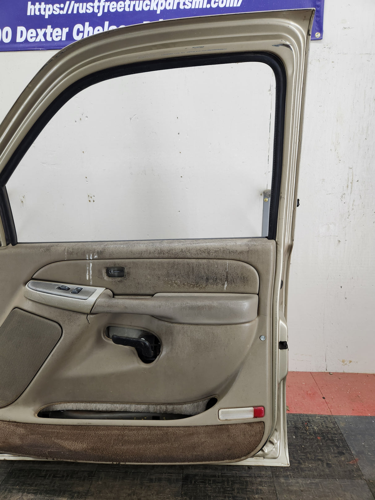 1999-2006 Chevrolet Silverado / GMC Sierra 1500 2500 3500 HD Front Passenger side Door RH