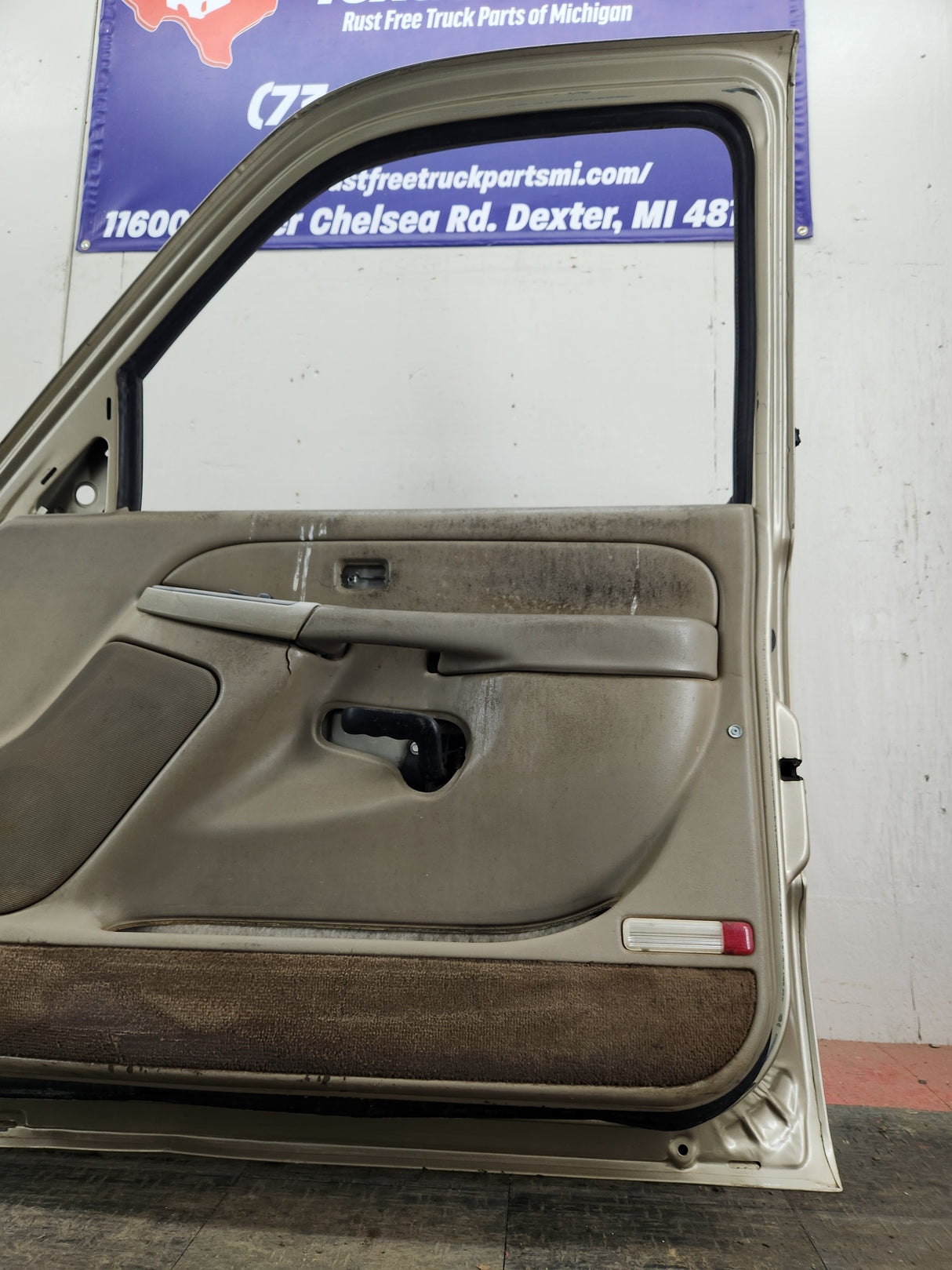 1999-2006 Chevrolet Silverado / GMC Sierra 1500 2500 3500 HD Front Passenger side Door RH