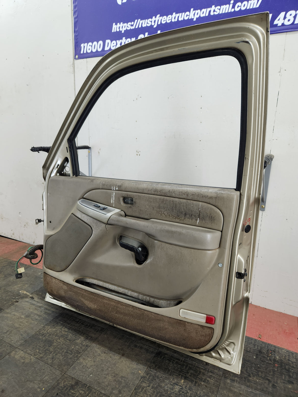 1999-2006 Chevrolet Silverado / GMC Sierra 1500 2500 3500 HD Front Passenger side Door RH