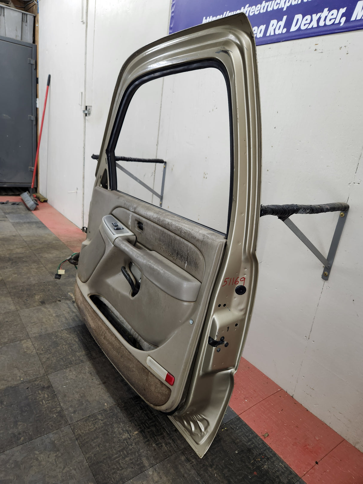 1999-2006 Chevrolet Silverado / GMC Sierra 1500 2500 3500 HD Front Passenger side Door RH