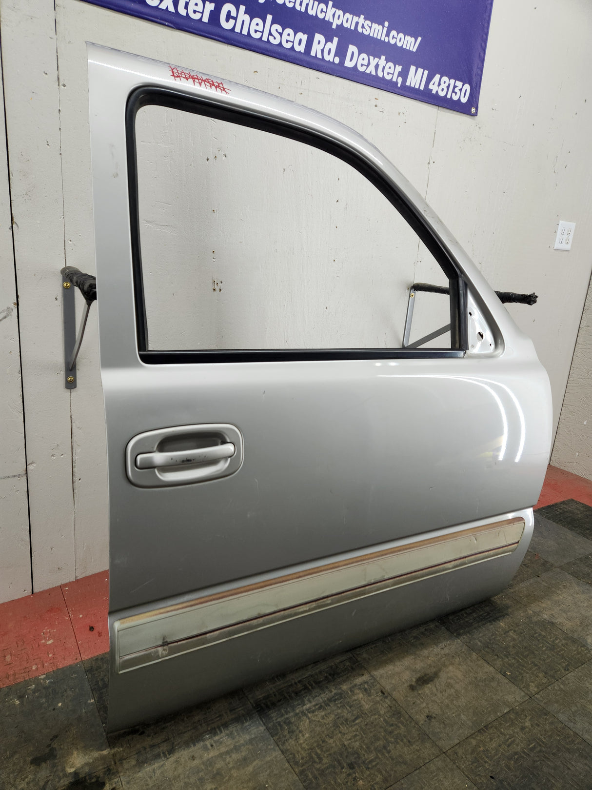 1999-2006 Chevrolet Silverado / GMC Sierra 1500 2500 3500 HD Front Passenger side Door RH