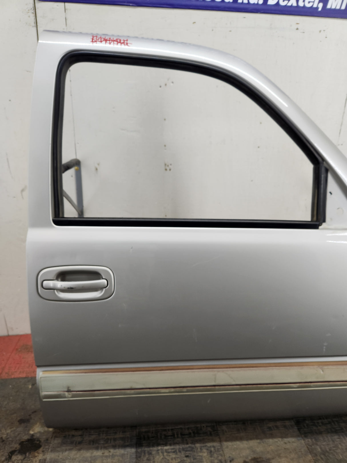 1999-2006 Chevrolet Silverado / GMC Sierra 1500 2500 3500 HD Front Passenger side Door RH