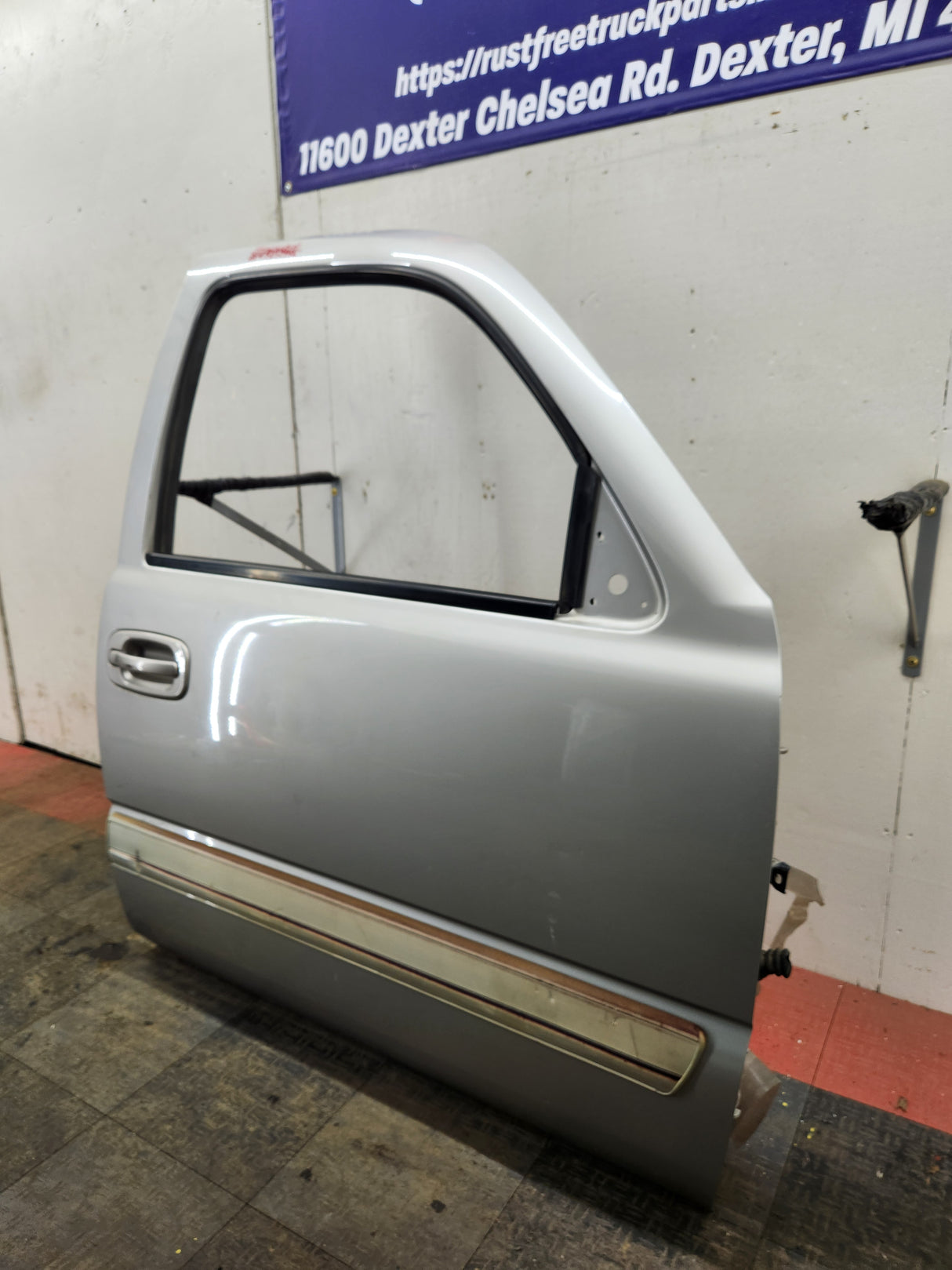 1999-2006 Chevrolet Silverado / GMC Sierra 1500 2500 3500 HD Front Passenger side Door RH