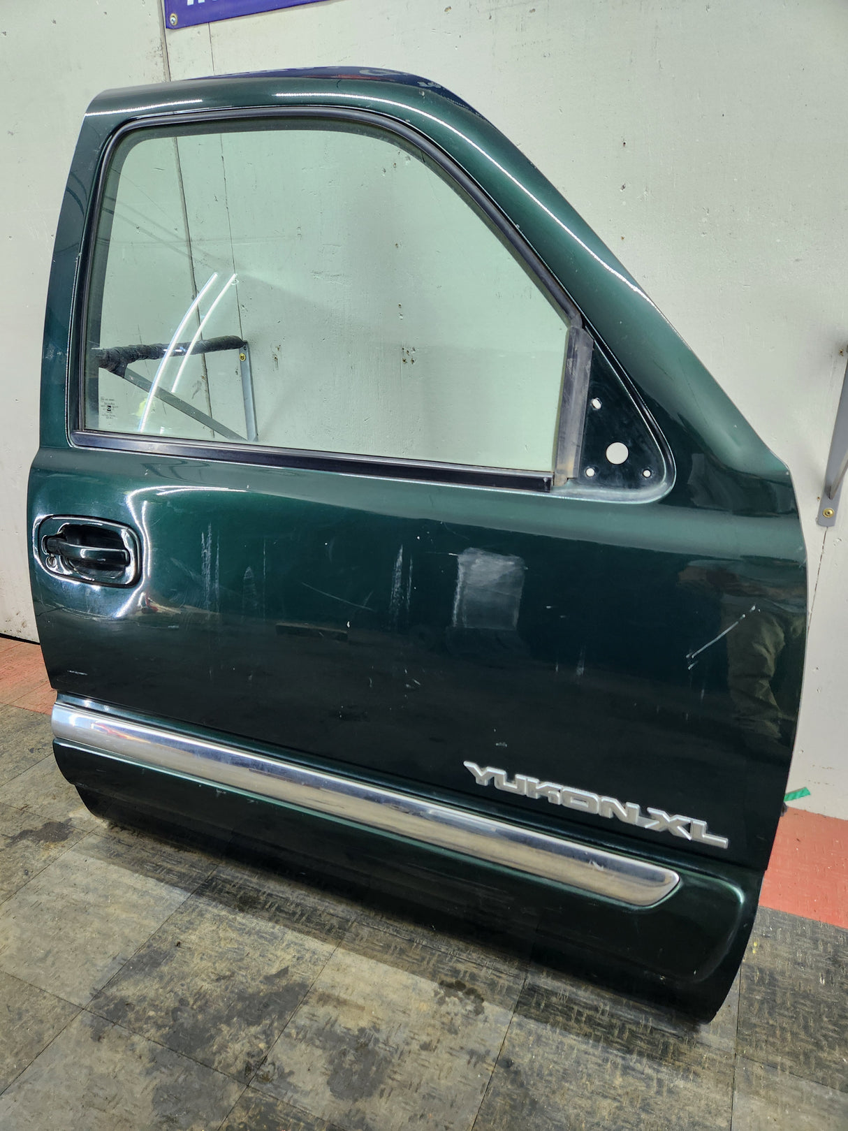 1999-2006 Chevrolet Silverado / GMC Sierra 1500 2500 3500 HD Front Passenger side Door RH