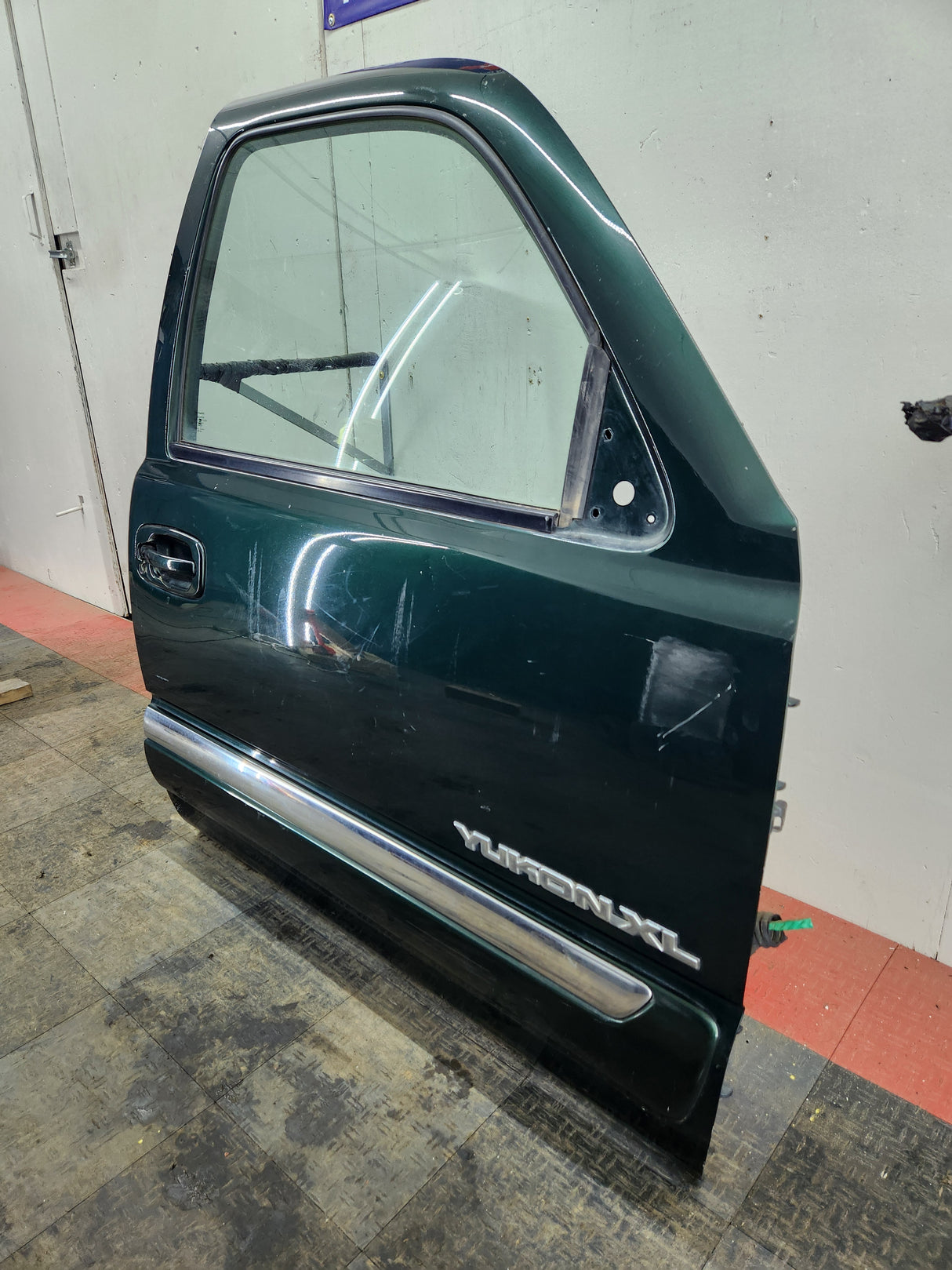1999-2006 Chevrolet Silverado / GMC Sierra 1500 2500 3500 HD Front Passenger side Door RH