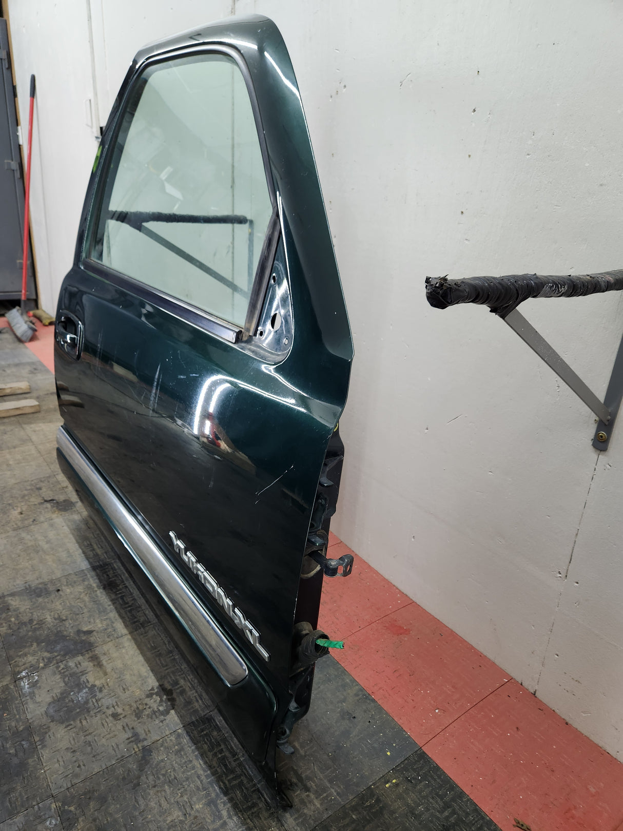 1999-2006 Chevrolet Silverado / GMC Sierra 1500 2500 3500 HD Front Passenger side Door RH