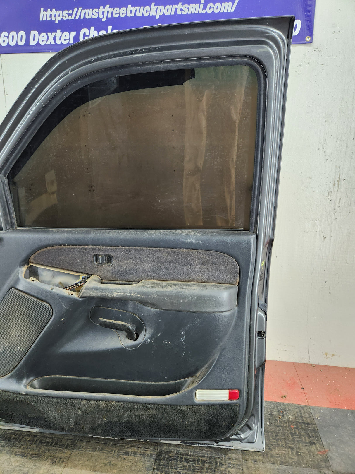 1999-2006 Chevrolet Silverado / GMC Sierra 1500 2500 3500 HD Front Passenger side Door RH