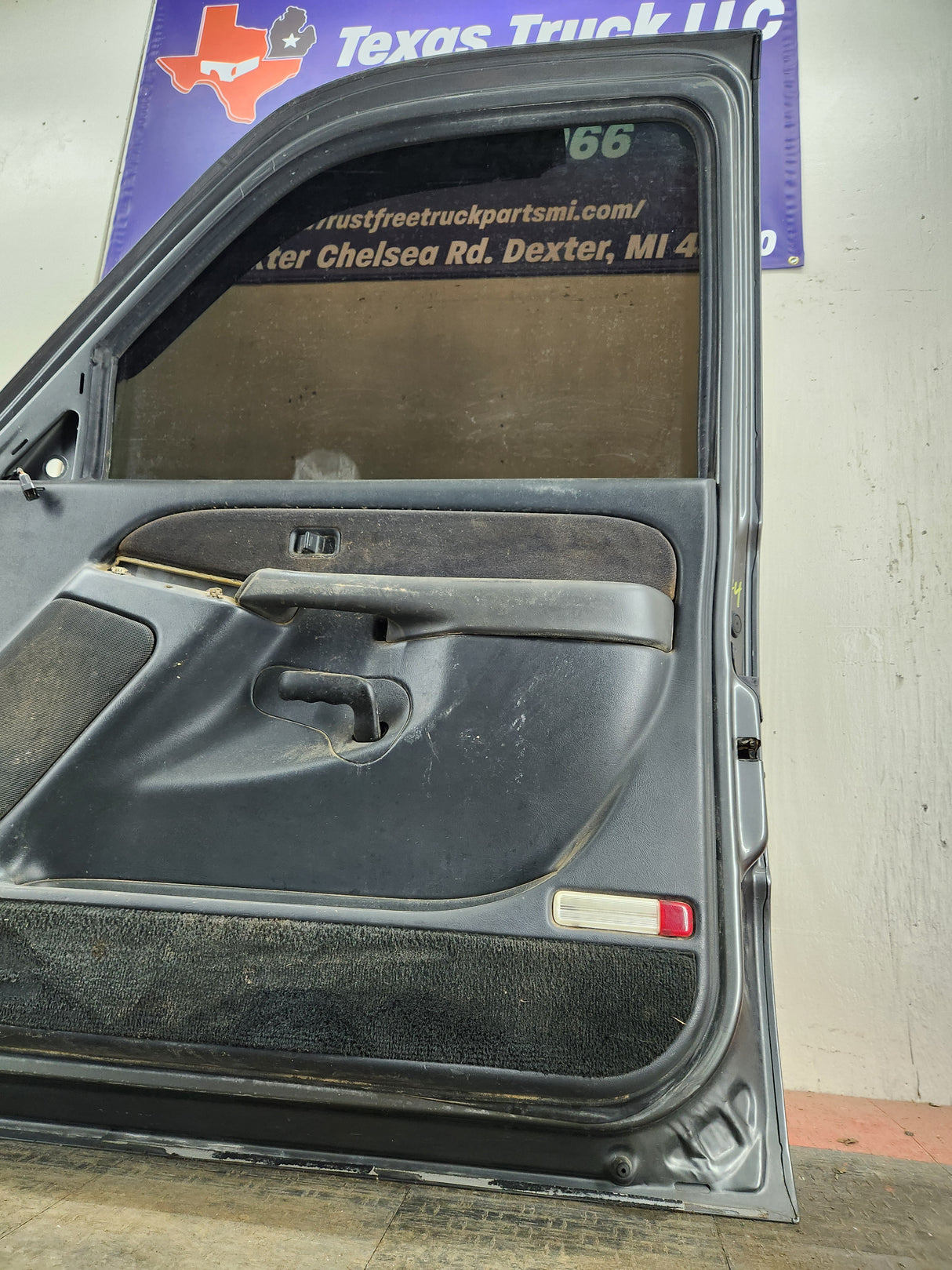 1999-2006 Chevrolet Silverado / GMC Sierra 1500 2500 3500 HD Front Passenger side Door RH