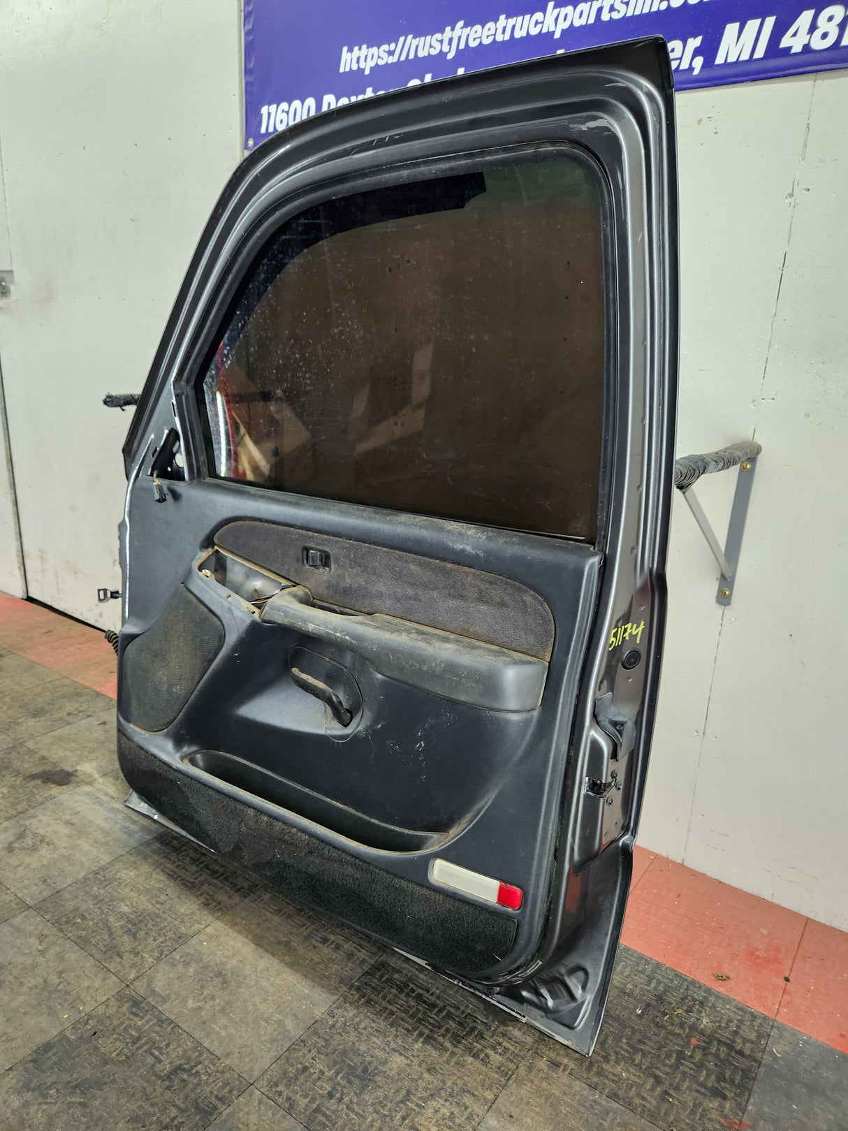 1999-2006 Chevrolet Silverado / GMC Sierra 1500 2500 3500 HD Front Passenger side Door RH