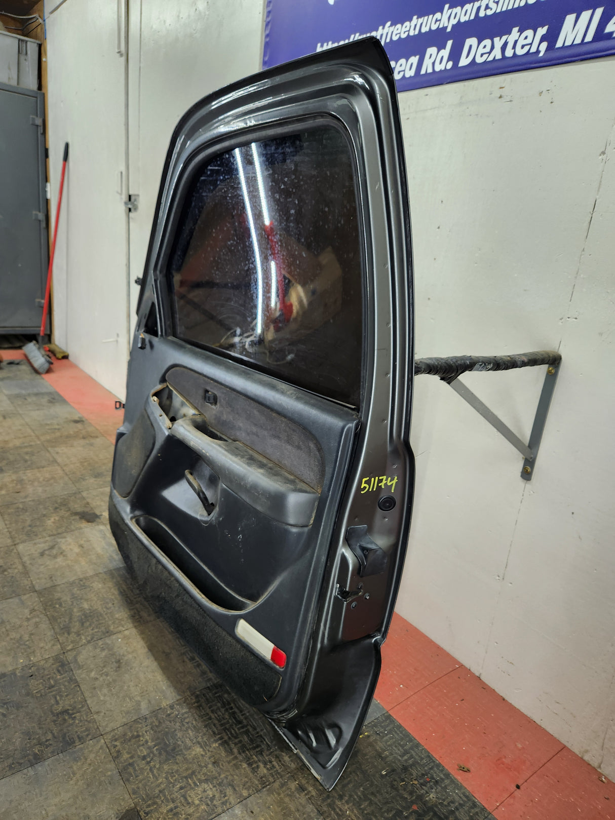 1999-2006 Chevrolet Silverado / GMC Sierra 1500 2500 3500 HD Front Passenger side Door RH