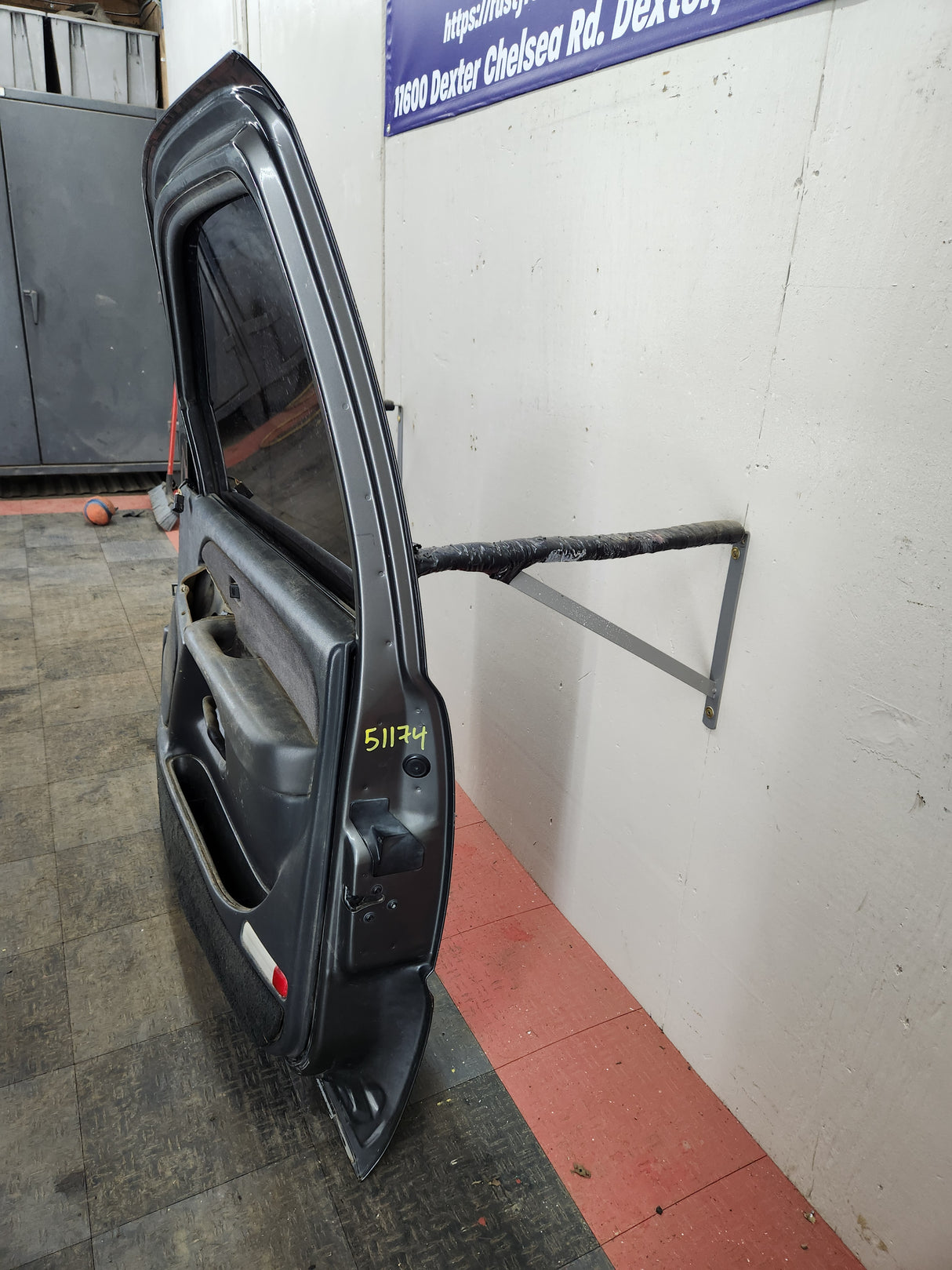 1999-2006 Chevrolet Silverado / GMC Sierra 1500 2500 3500 HD Front Passenger side Door RH