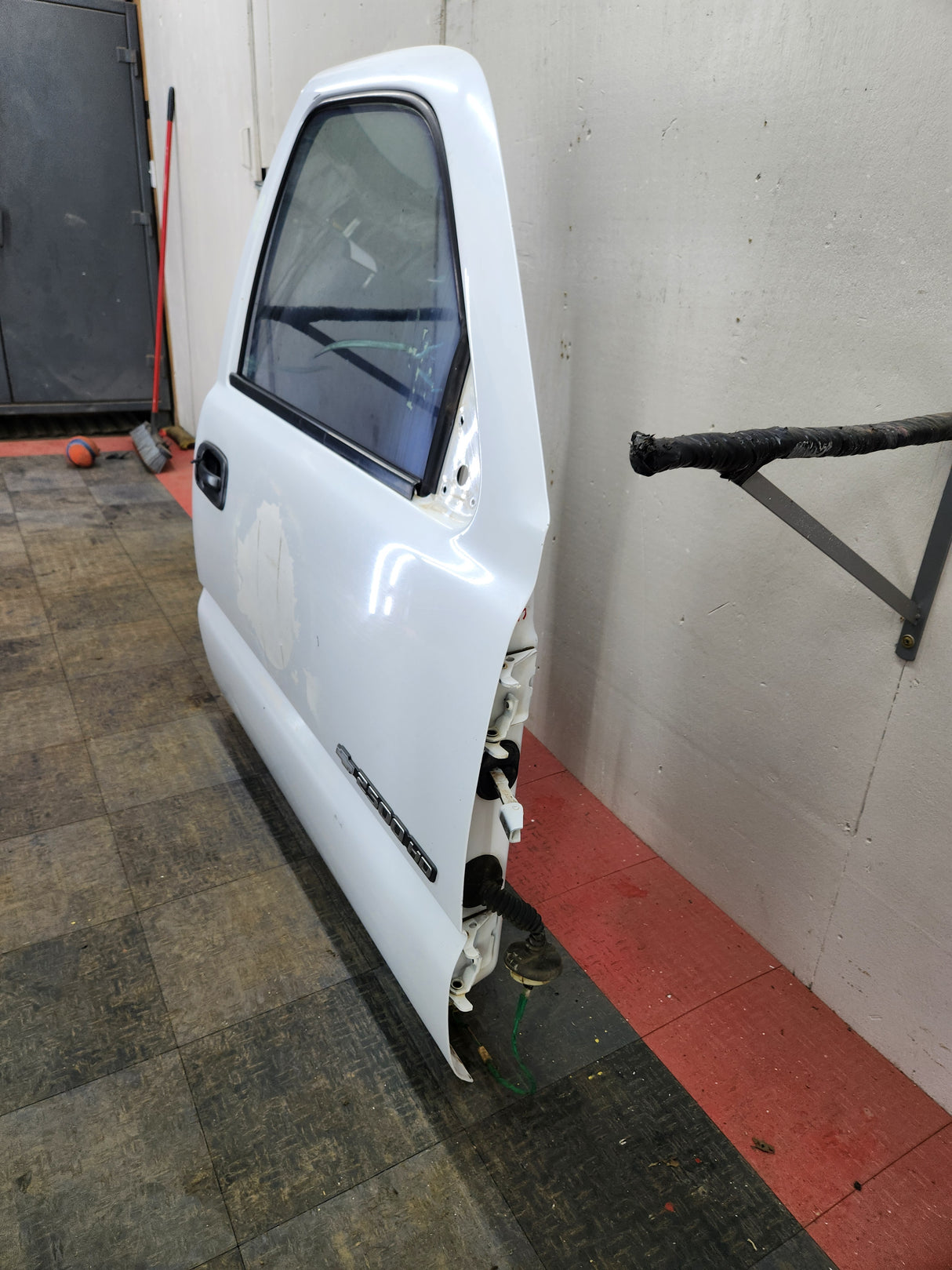1999-2006 Chevrolet Silverado / GMC Sierra 1500 2500 3500 HD Front Passenger side Door RH