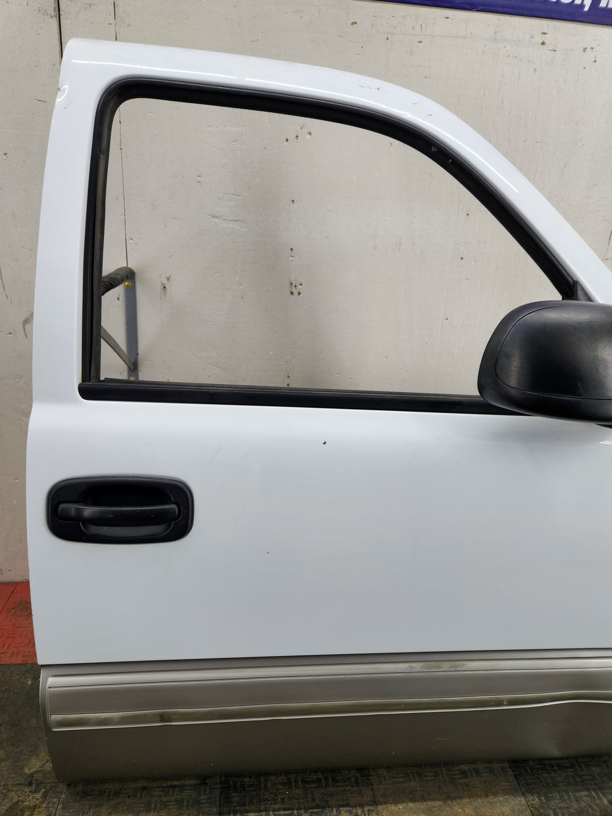 1999-2006 Chevrolet Silverado / GMC Sierra 1500 2500 3500 HD Front Passenger side Door RH