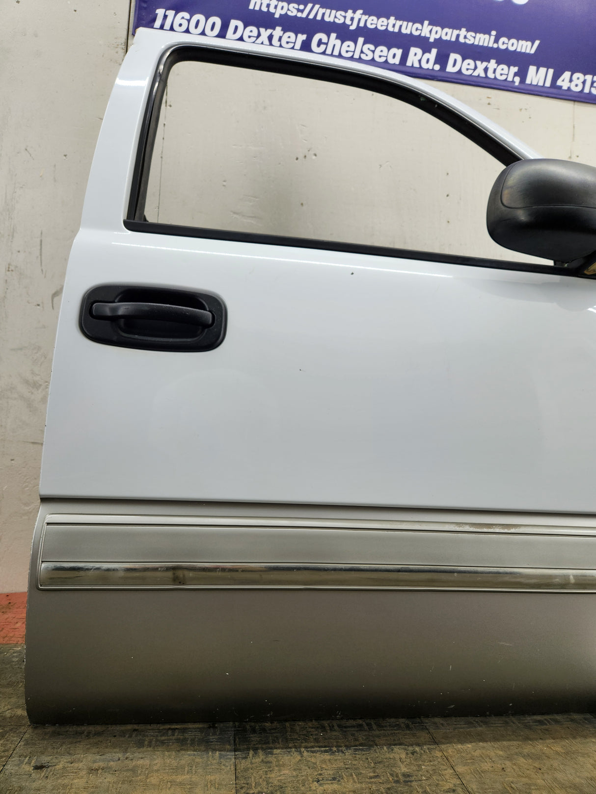 1999-2006 Chevrolet Silverado / GMC Sierra 1500 2500 3500 HD Front Passenger side Door RH