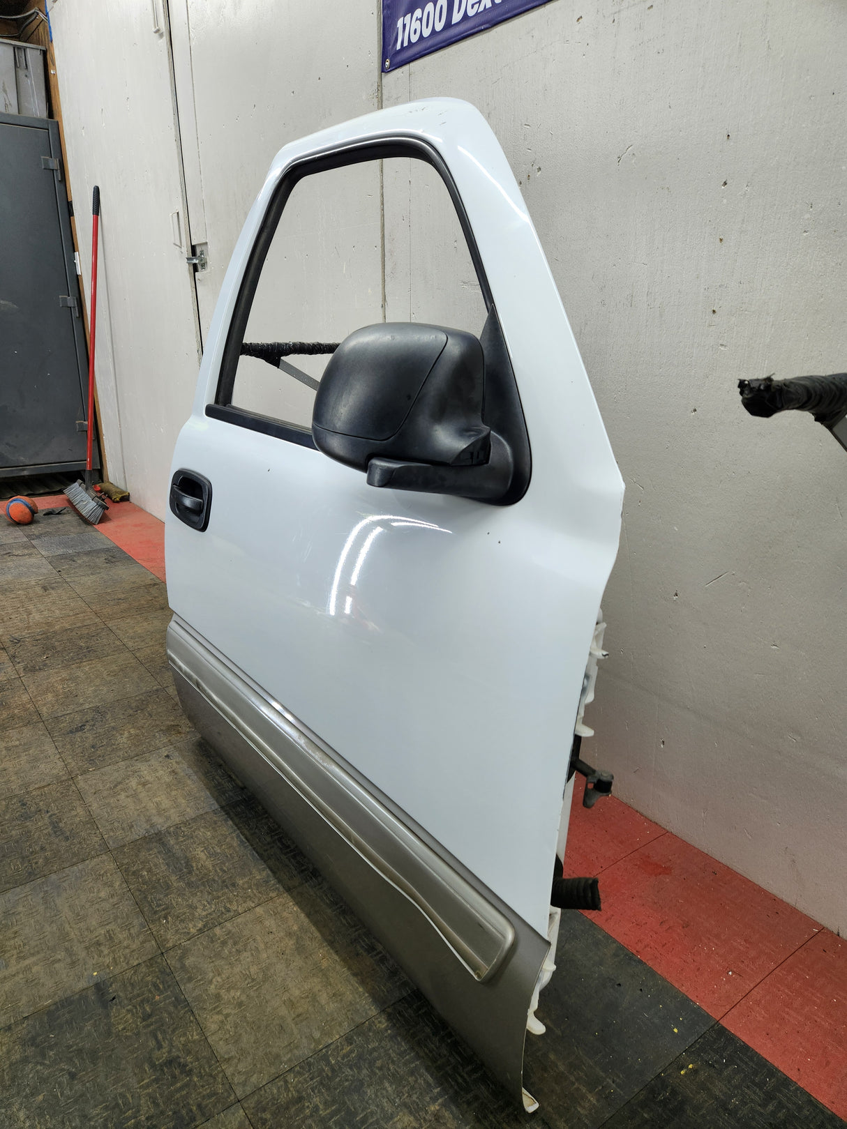 1999-2006 Chevrolet Silverado / GMC Sierra 1500 2500 3500 HD Front Passenger side Door RH