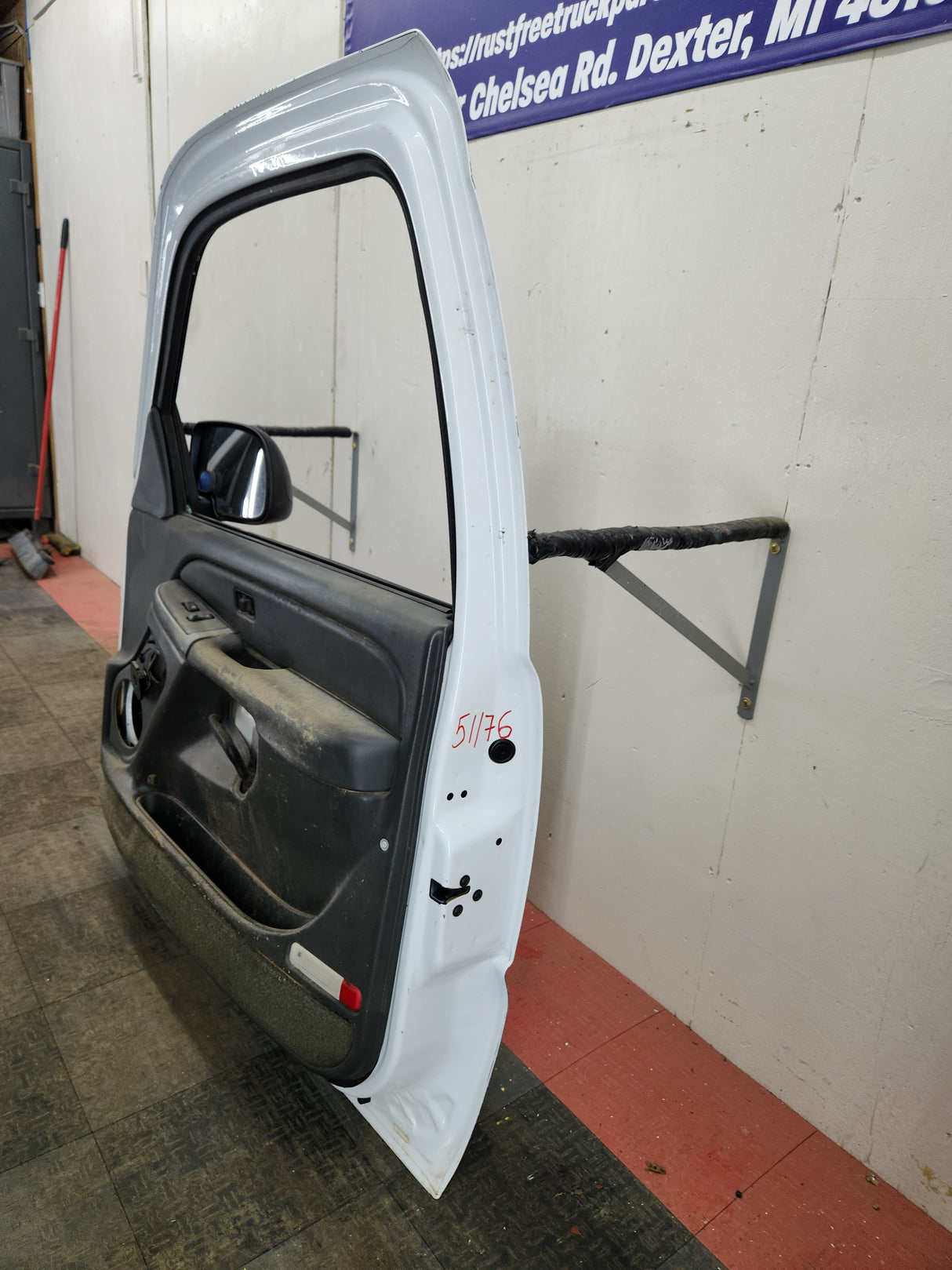 1999-2006 Chevrolet Silverado / GMC Sierra 1500 2500 3500 HD Front Passenger side Door RH
