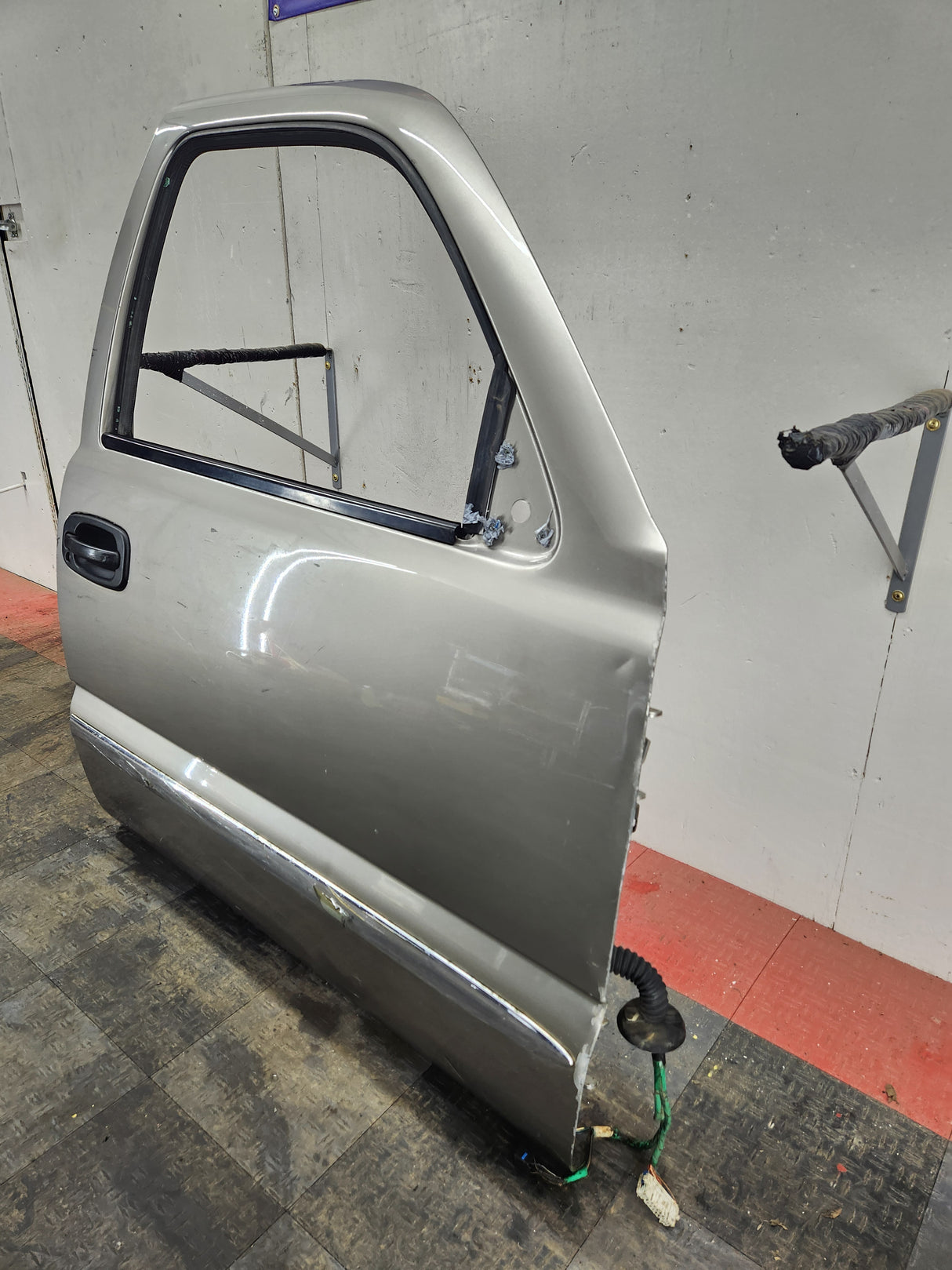 1999-2006 Chevrolet Silverado / GMC Sierra 1500 2500 3500 HD Front Passenger side Door RH