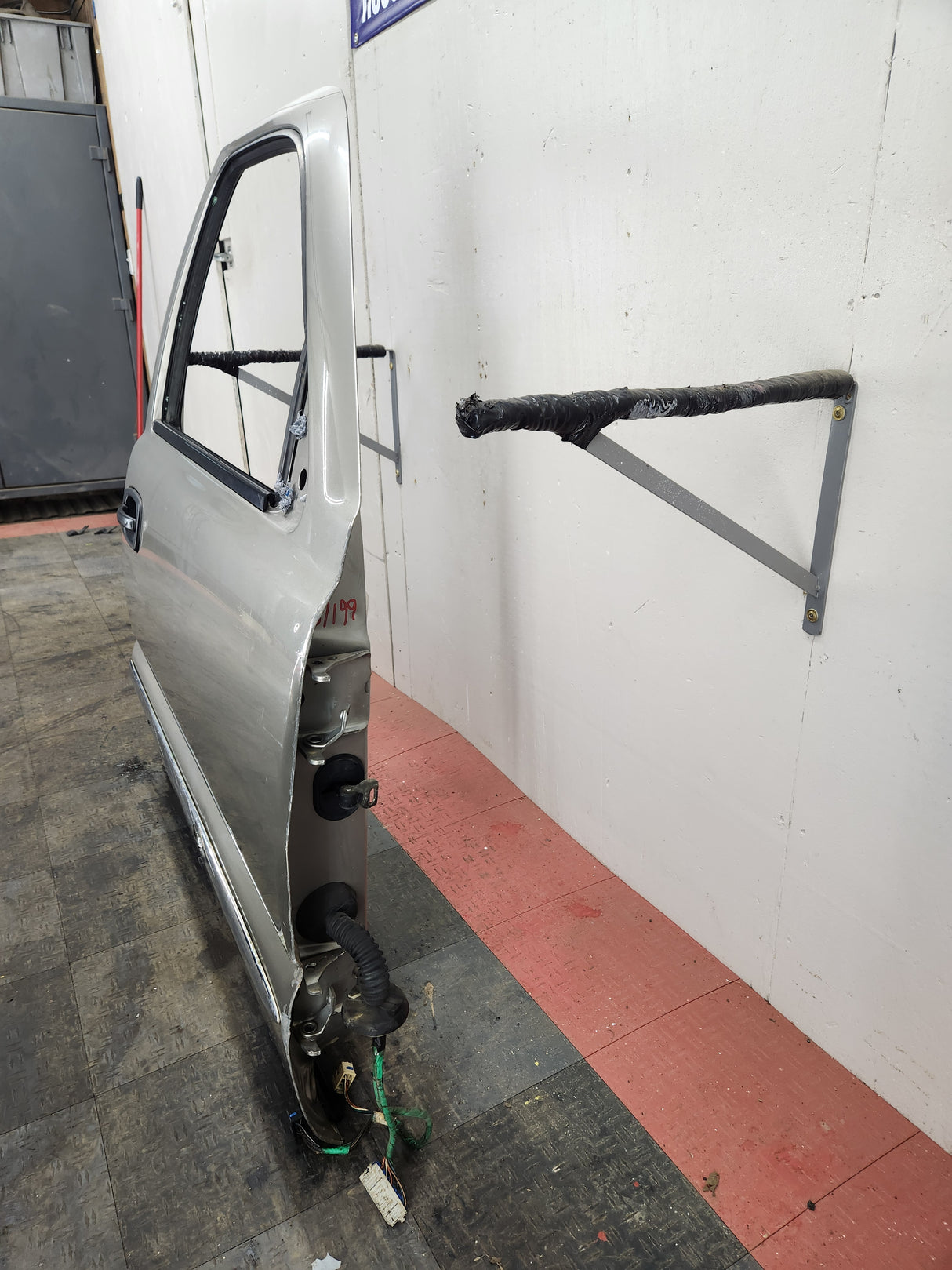 1999-2006 Chevrolet Silverado / GMC Sierra 1500 2500 3500 HD Front Passenger side Door RH