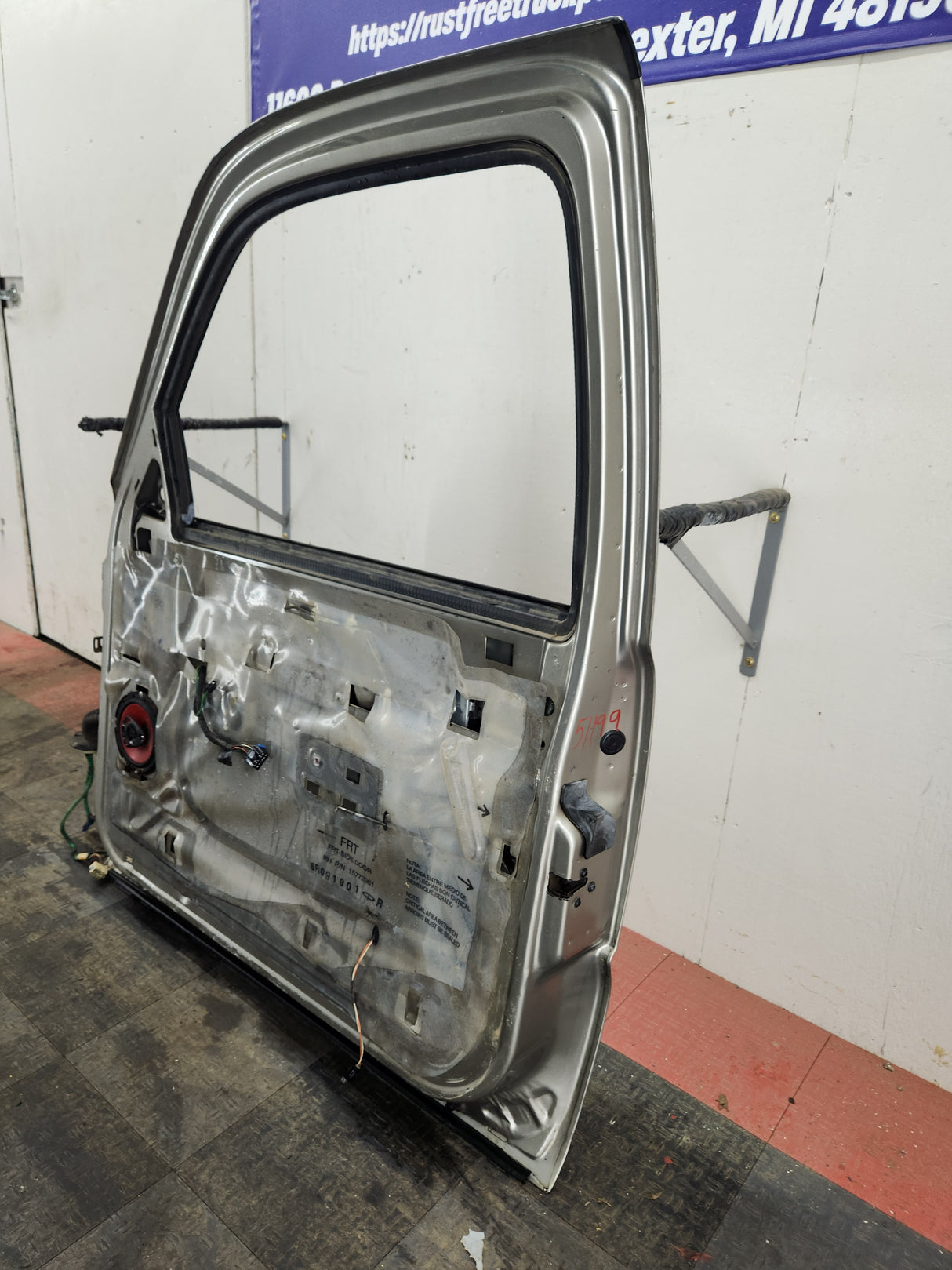 1999-2006 Chevrolet Silverado / GMC Sierra 1500 2500 3500 HD Front Passenger side Door RH