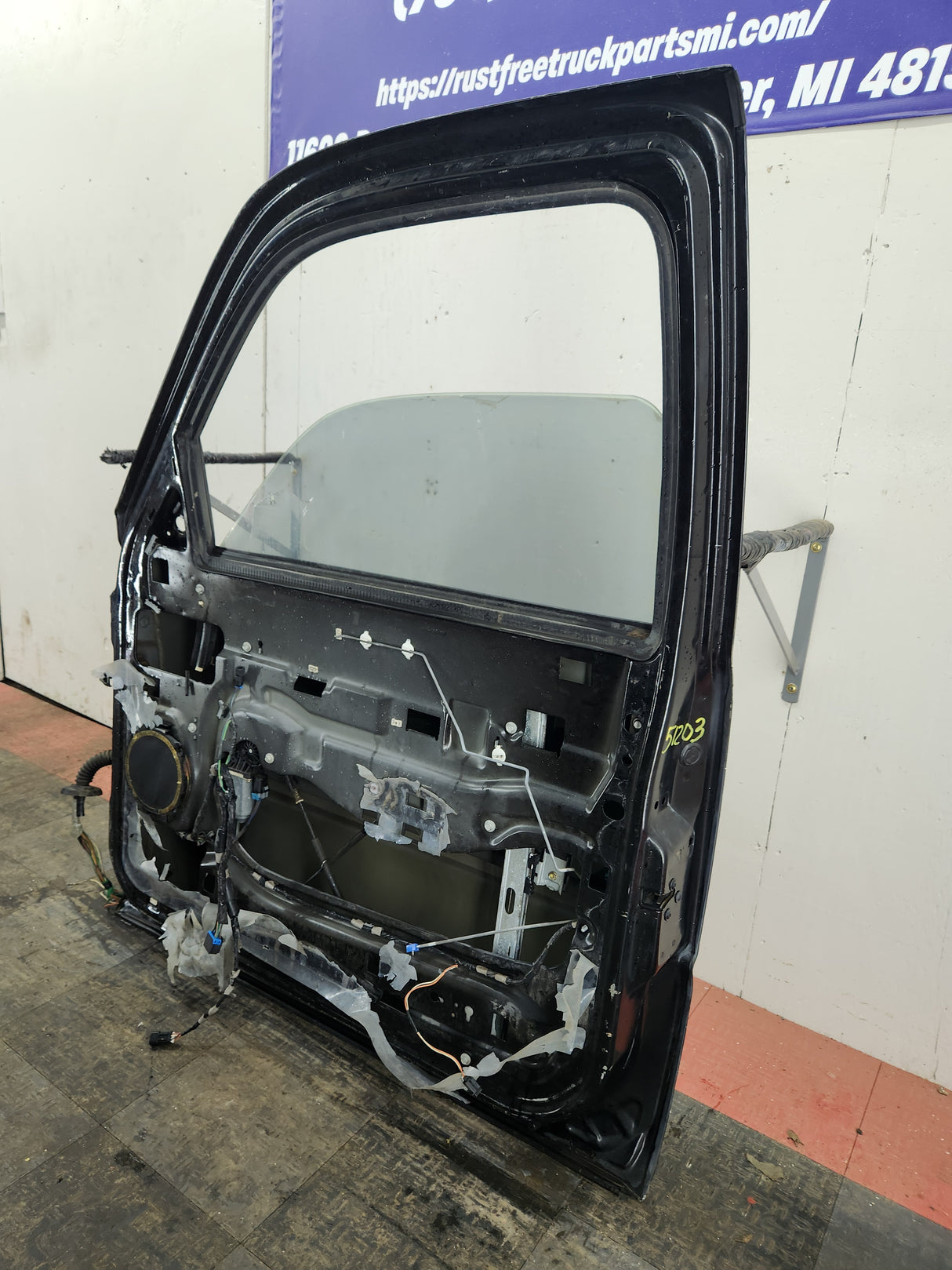 1999-2006 Chevrolet Silverado / GMC Sierra 1500 2500 3500 HD Front Passenger side Door RH