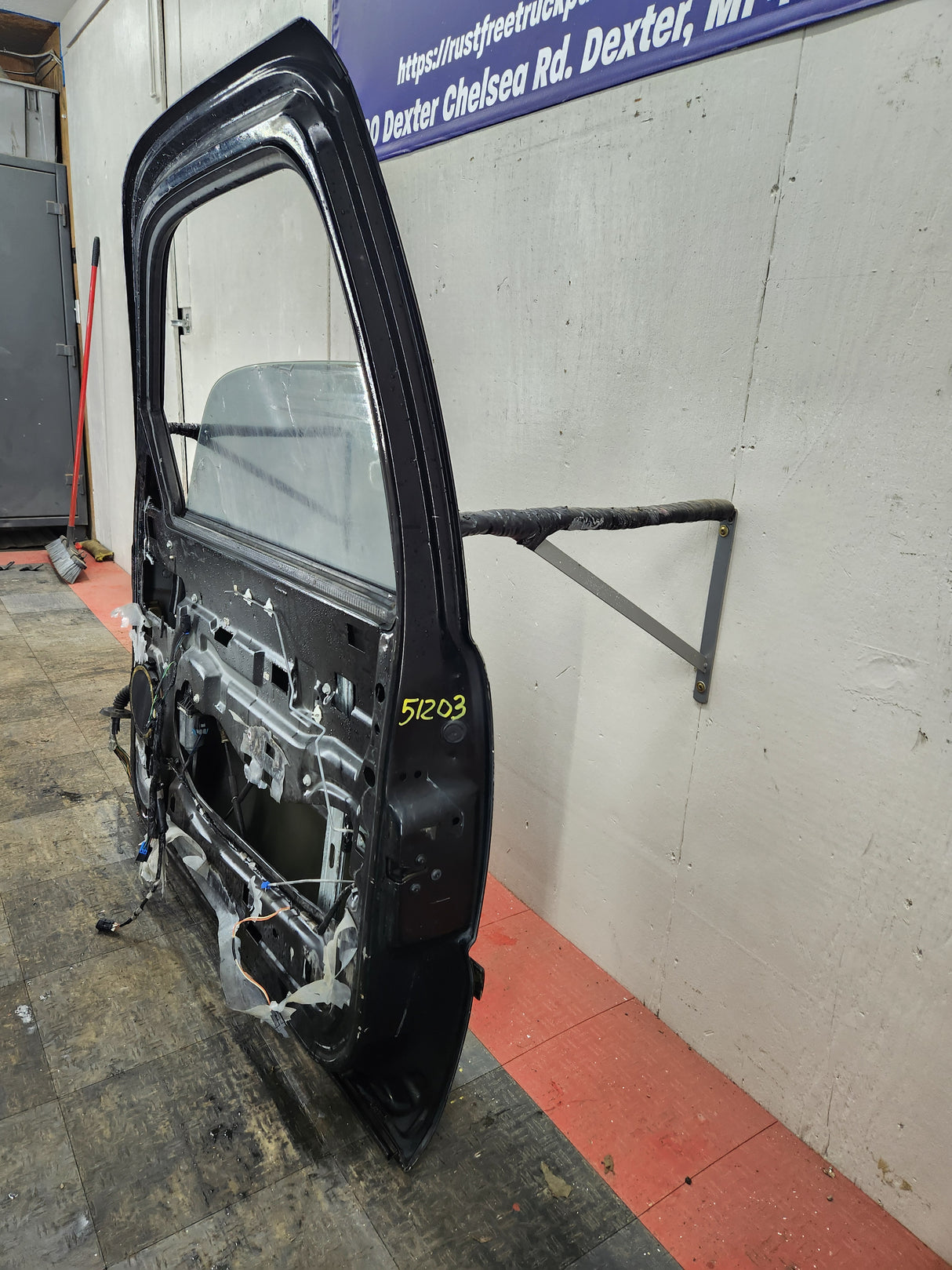 1999-2006 Chevrolet Silverado / GMC Sierra 1500 2500 3500 HD Front Passenger side Door RH