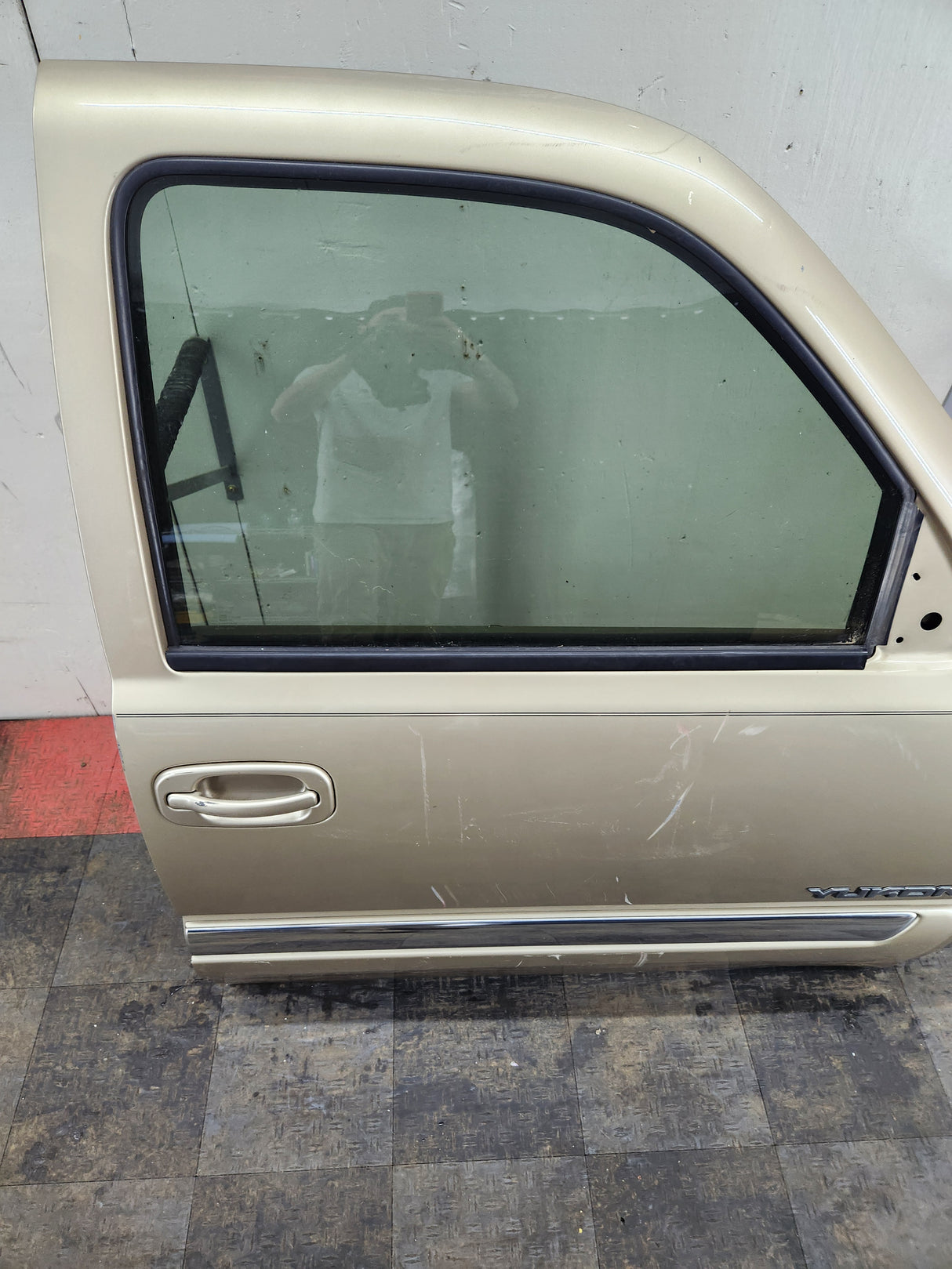 1999-2006 Chevrolet Silverado / GMC Sierra 1500 2500 3500 HD Front Passenger side Door RH