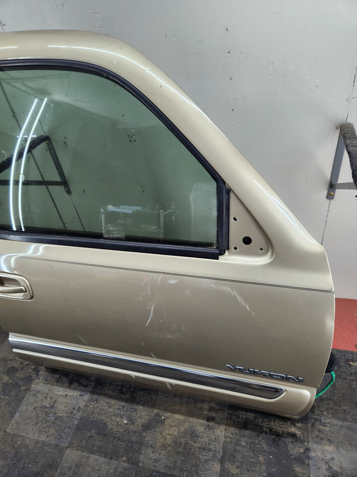 1999-2006 Chevrolet Silverado / GMC Sierra 1500 2500 3500 HD Front Passenger side Door RH