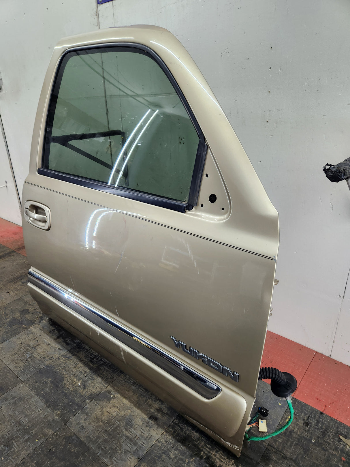 1999-2006 Chevrolet Silverado / GMC Sierra 1500 2500 3500 HD Front Passenger side Door RH