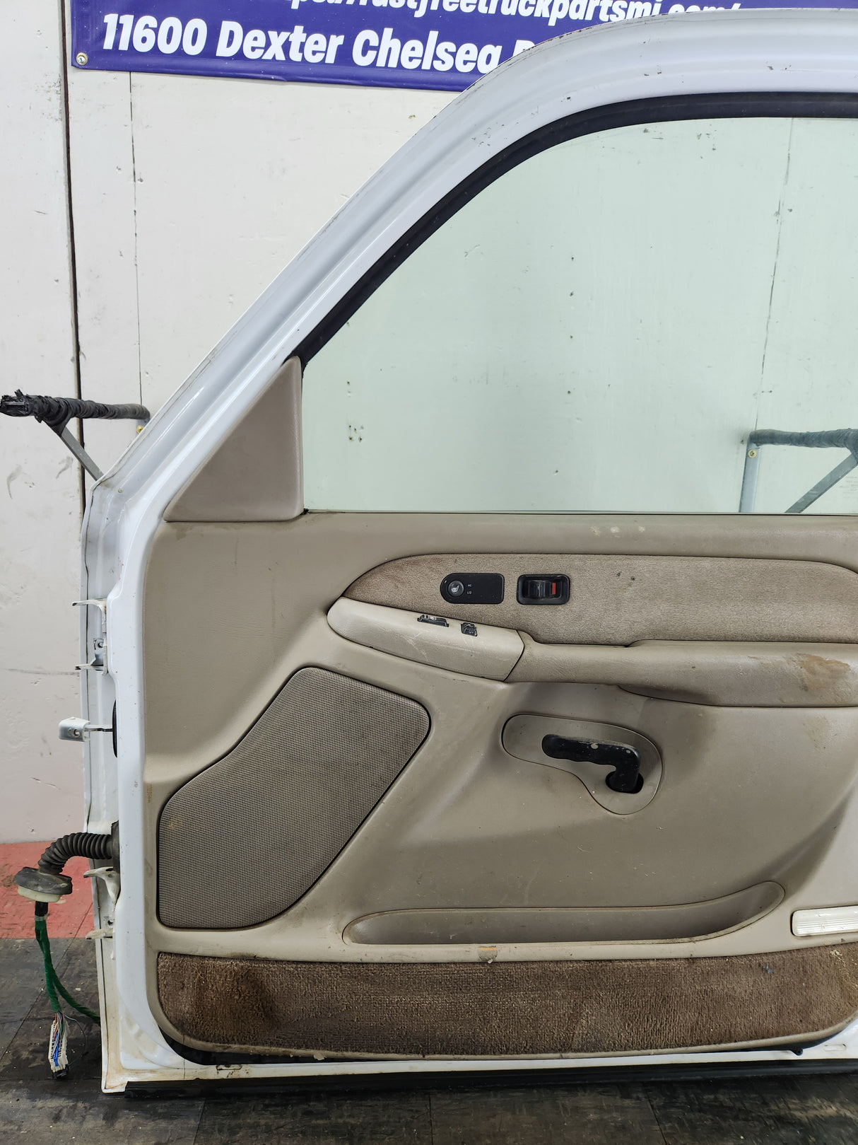 1999-2006 Chevrolet Silverado / GMC Sierra 1500 2500 3500 HD Front Passenger side Door RH
