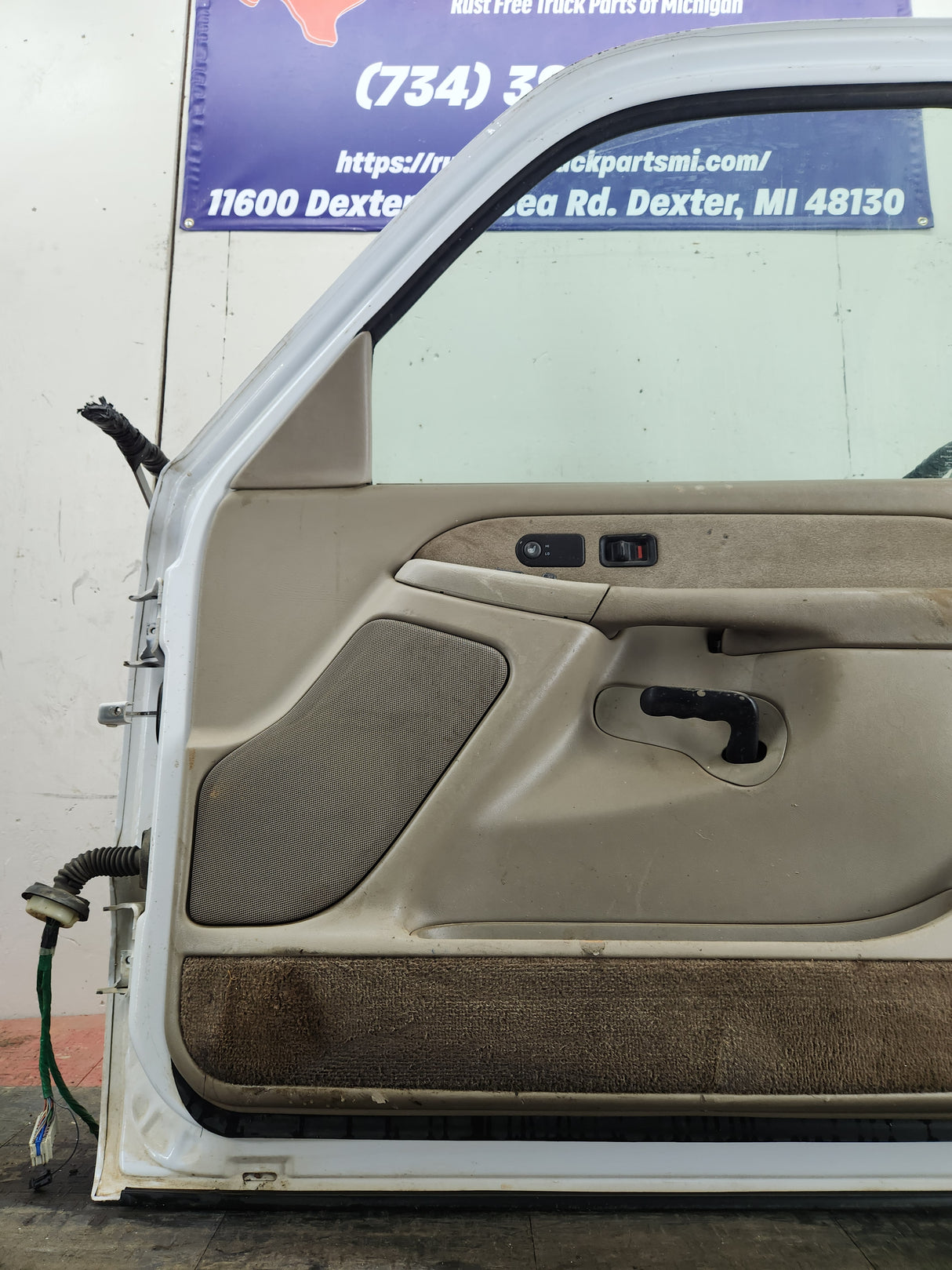 1999-2006 Chevrolet Silverado / GMC Sierra 1500 2500 3500 HD Front Passenger side Door RH