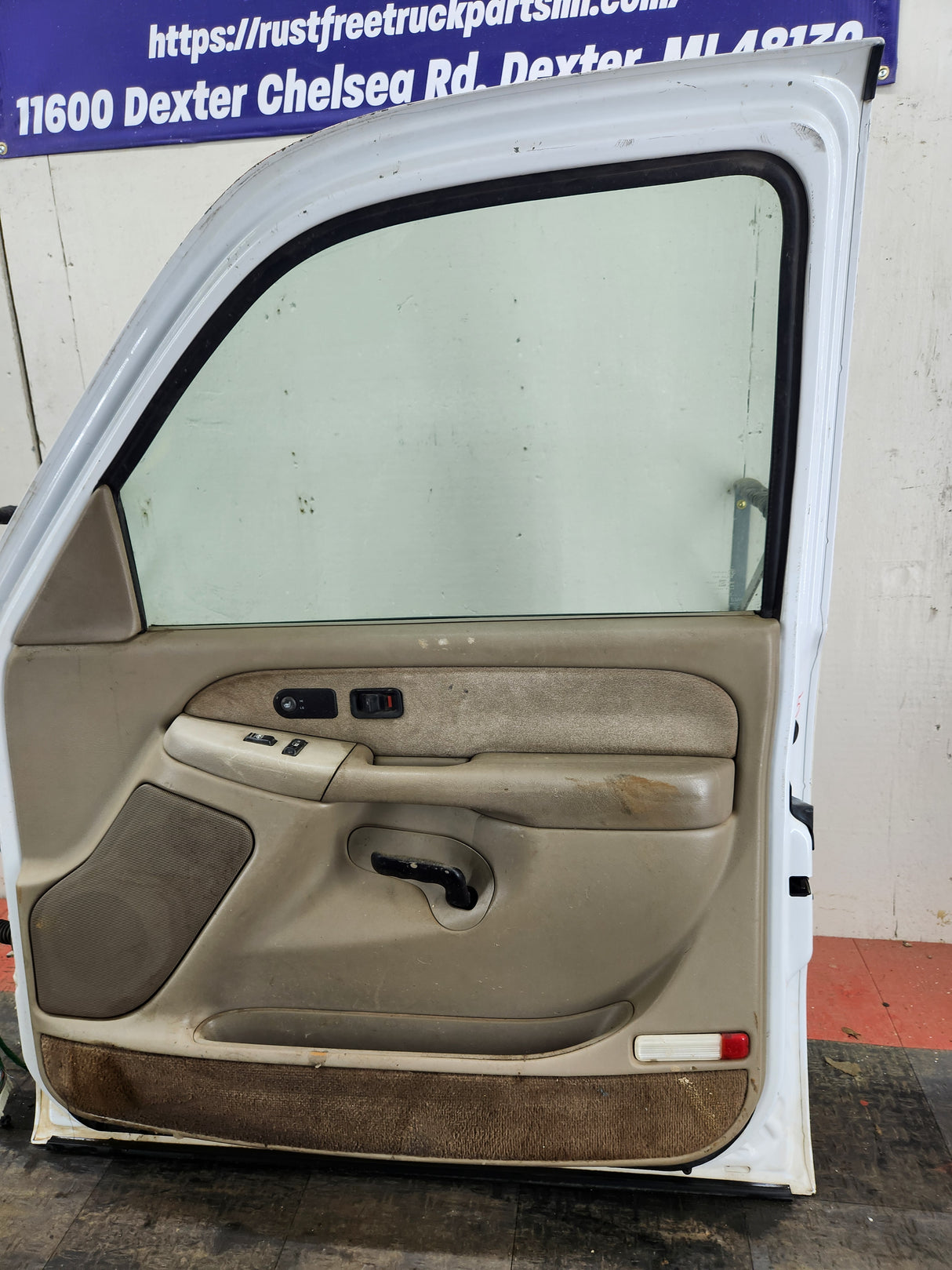 1999-2006 Chevrolet Silverado / GMC Sierra 1500 2500 3500 HD Front Passenger side Door RH