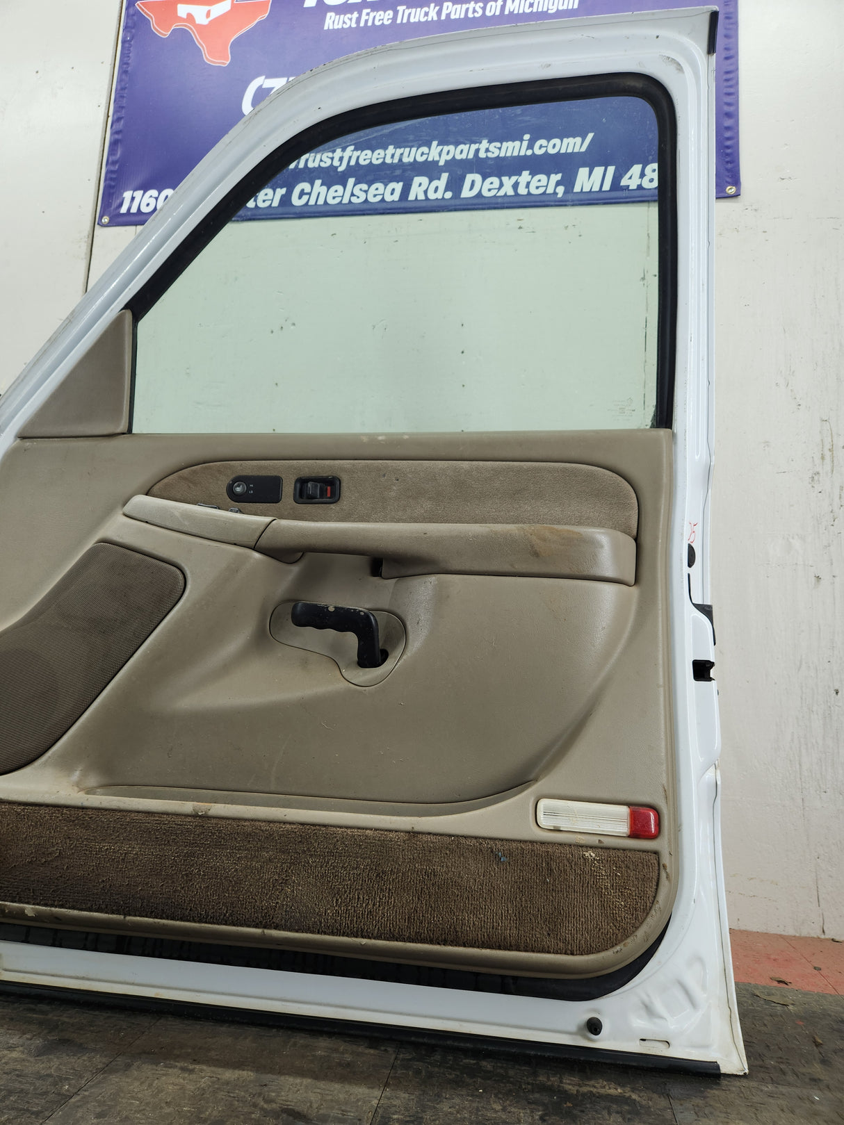 1999-2006 Chevrolet Silverado / GMC Sierra 1500 2500 3500 HD Front Passenger side Door RH