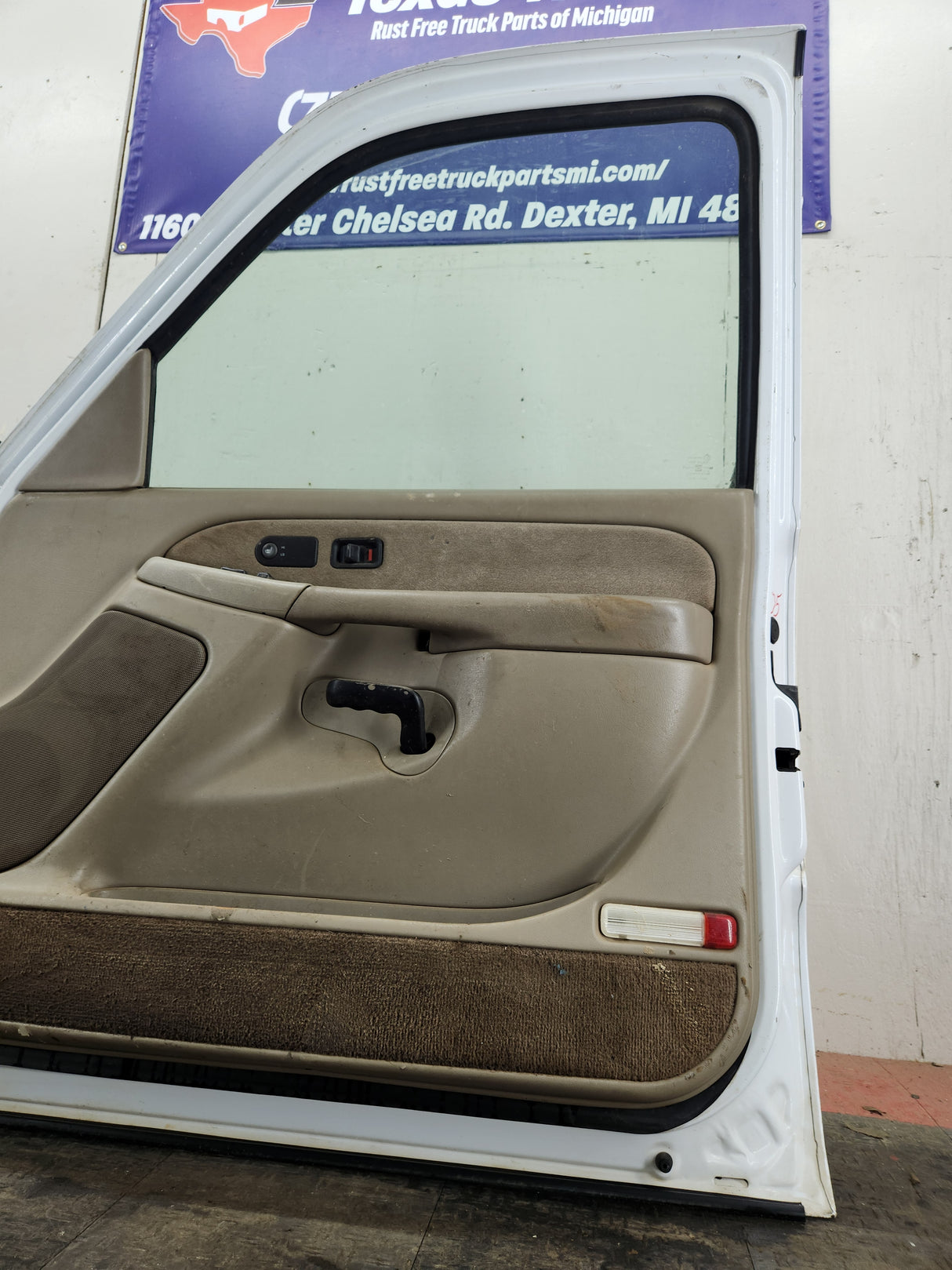 1999-2006 Chevrolet Silverado / GMC Sierra 1500 2500 3500 HD Front Passenger side Door RH