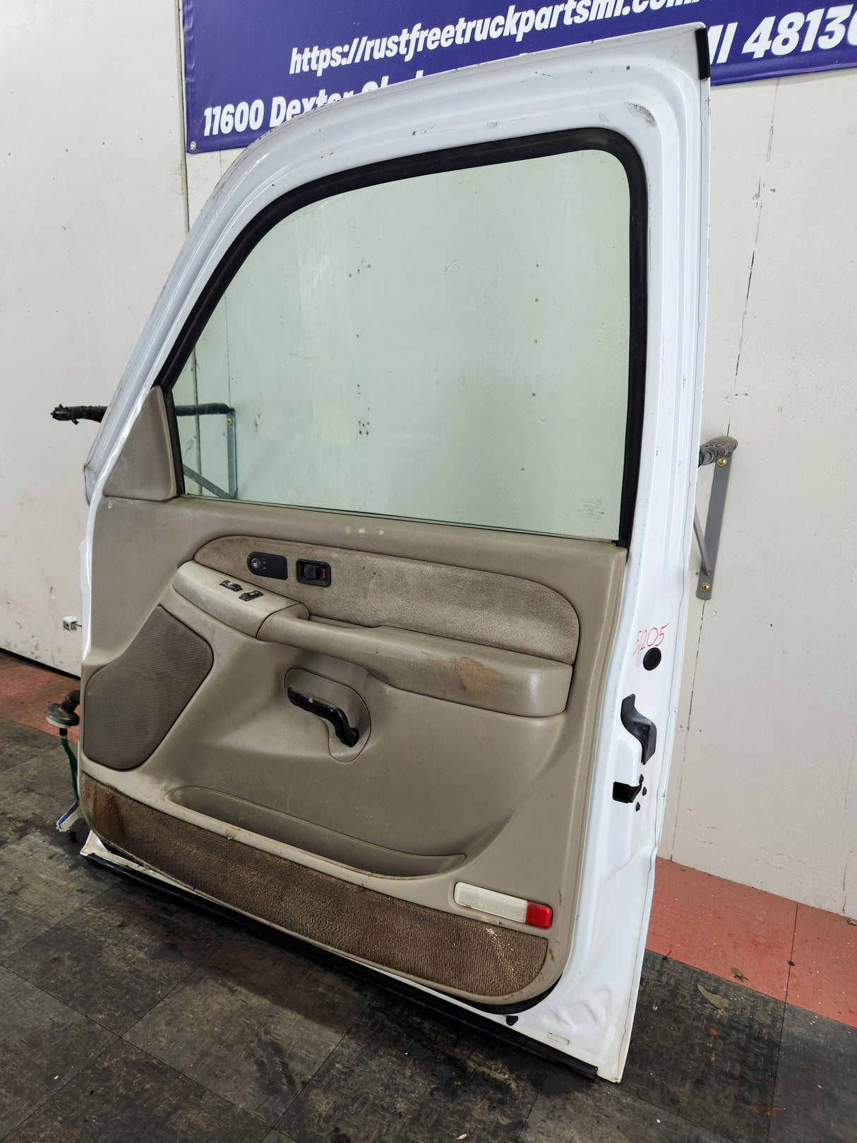 1999-2006 Chevrolet Silverado / GMC Sierra 1500 2500 3500 HD Front Passenger side Door RH