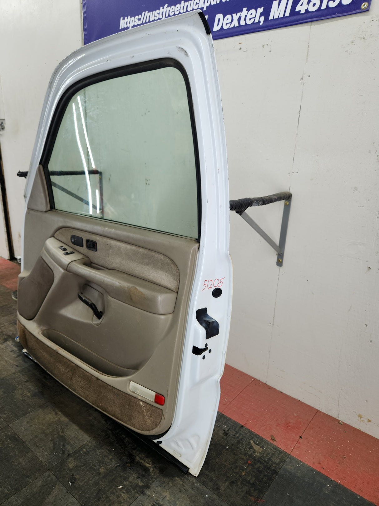 1999-2006 Chevrolet Silverado / GMC Sierra 1500 2500 3500 HD Front Passenger side Door RH