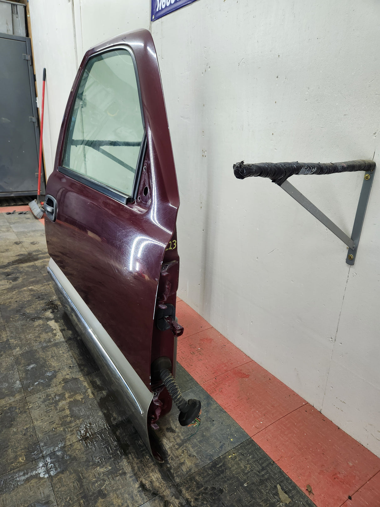 1999-2006 Chevrolet Silverado / GMC Sierra 1500 2500 3500 HD Front Passenger side Door RH