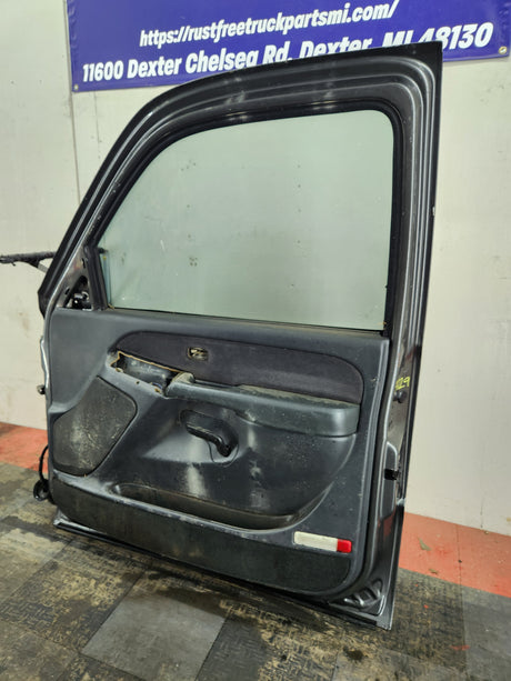 1999-2006 Chevrolet Silverado / GMC Sierra 1500 2500 3500 HD Front Passenger side Door RH