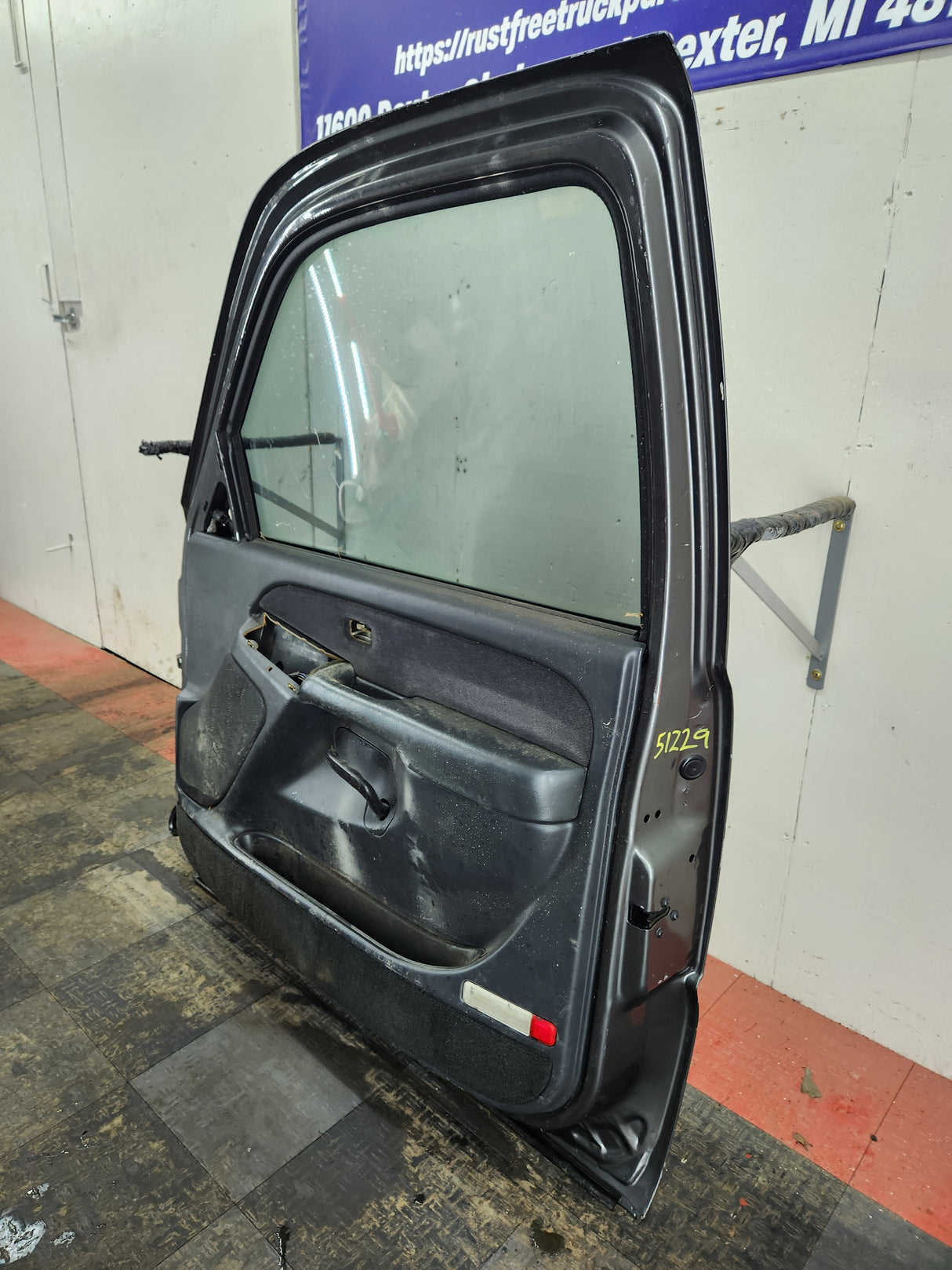 1999-2006 Chevrolet Silverado / GMC Sierra 1500 2500 3500 HD Front Passenger side Door RH