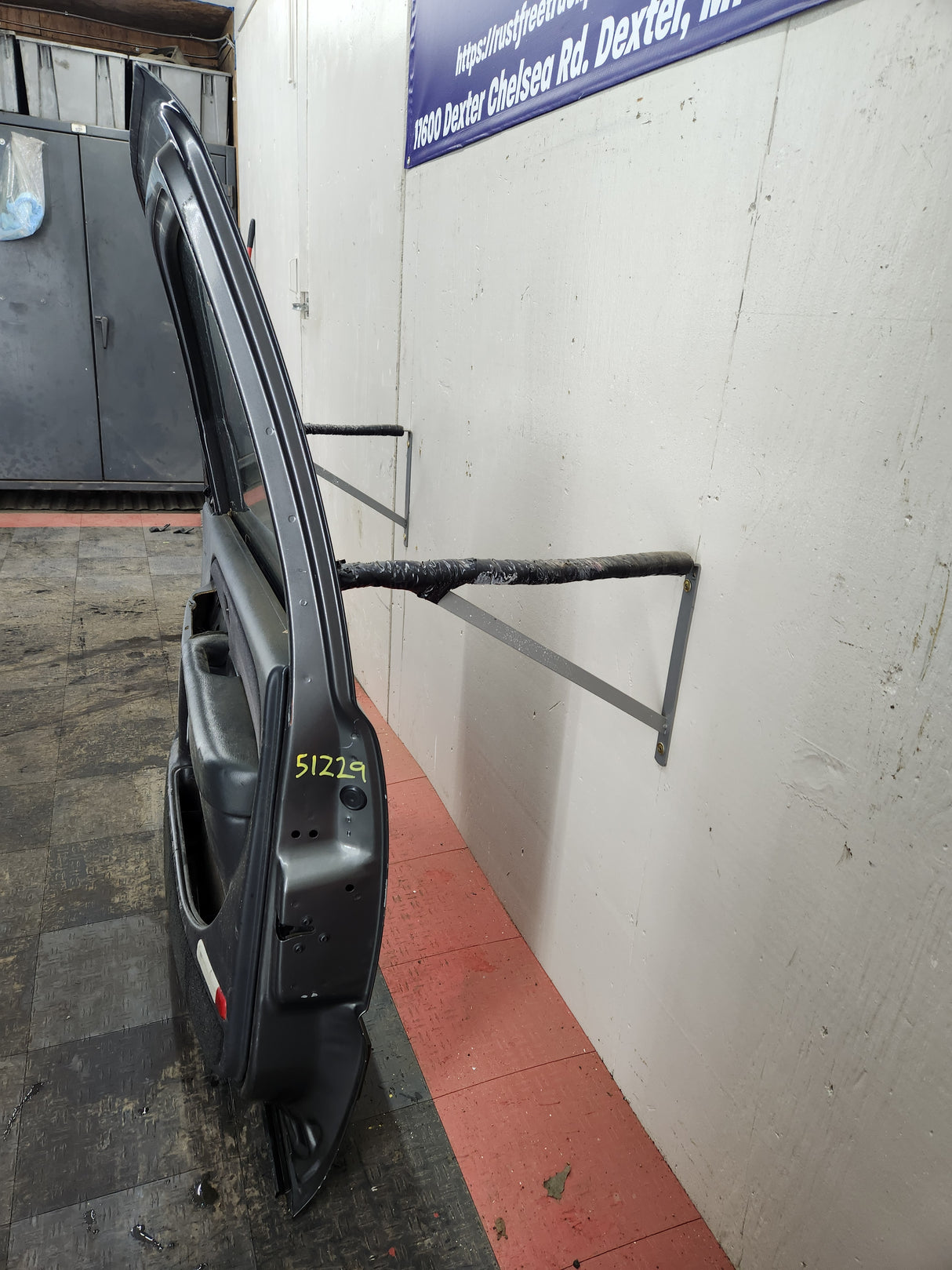 1999-2006 Chevrolet Silverado / GMC Sierra 1500 2500 3500 HD Front Passenger side Door RH