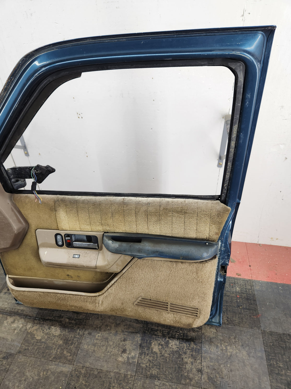 1988-2000 Chevrolet Silverado Suburban GMC Sierra RH Front Passenger Door