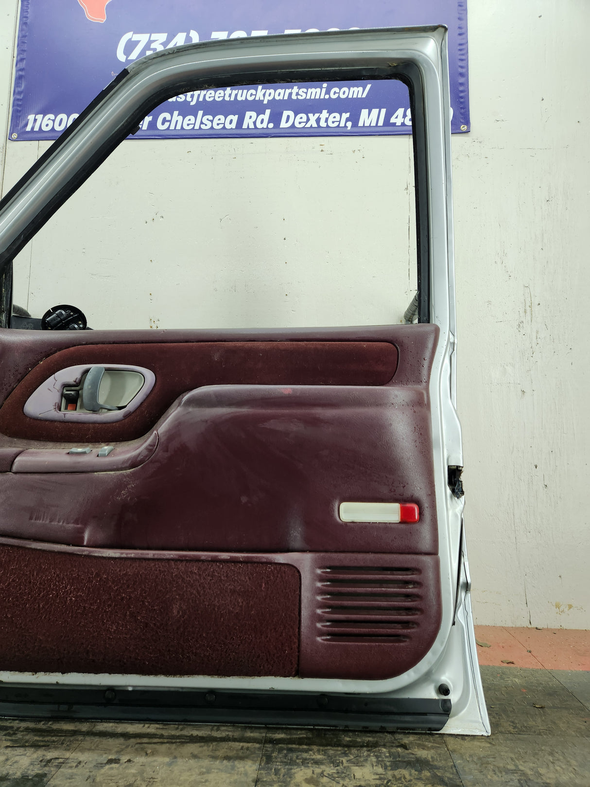 1988-2000 Chevrolet Silverado Suburban GMC Sierra RH Front Passenger Door