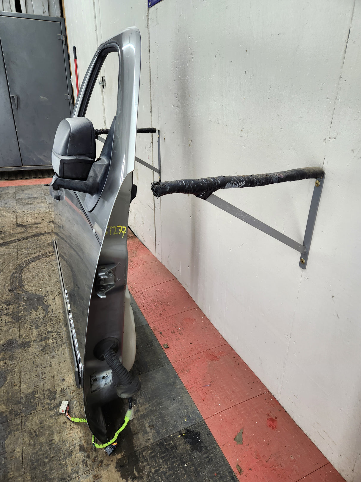 2007-2013 Chevrolet Silverado / GMC Sierra 1500 2500 3500 HD RH Front Passenger Side Door