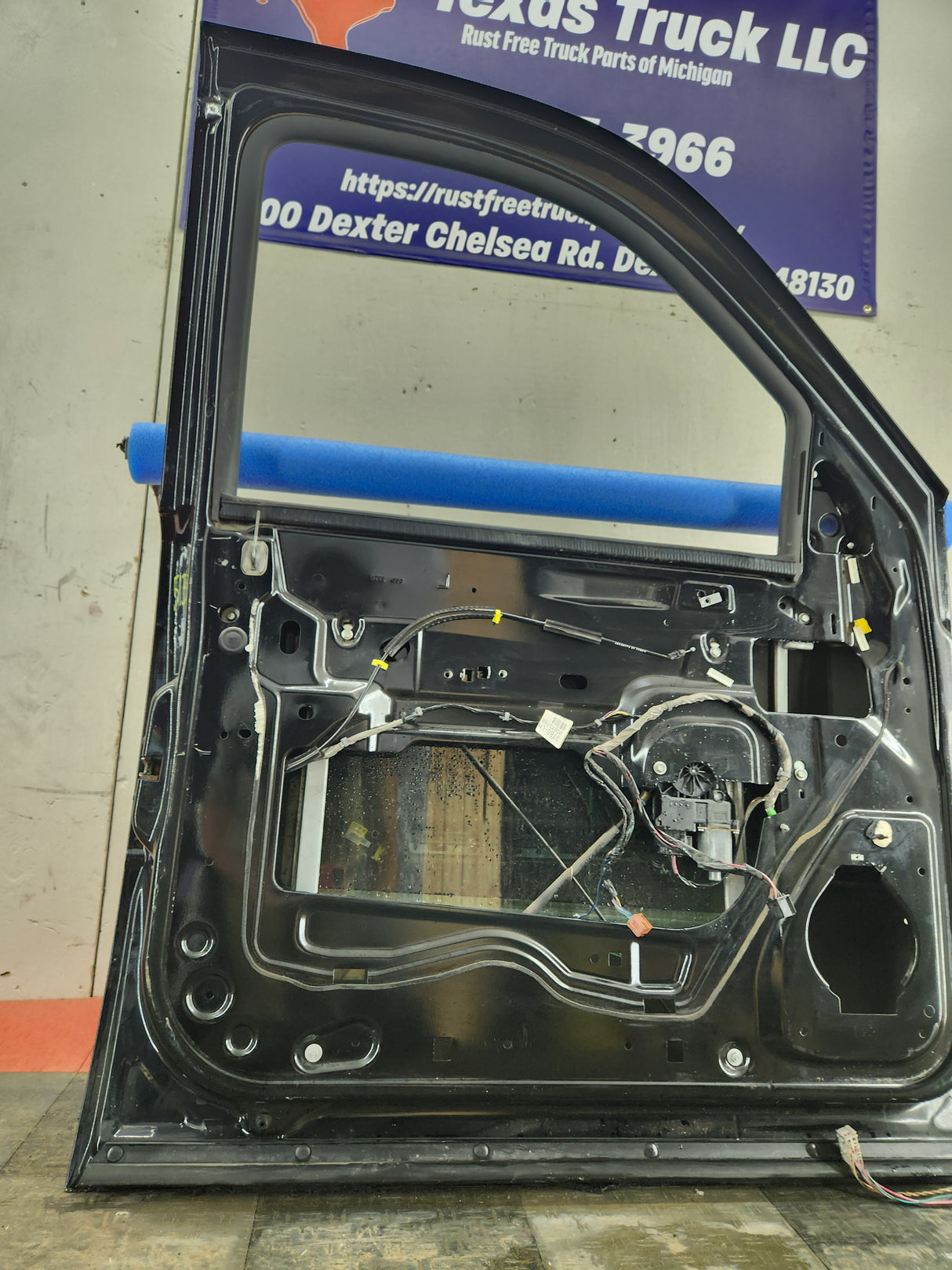 2007-2011 Cadillac Escalade LH Front Driver Side Door