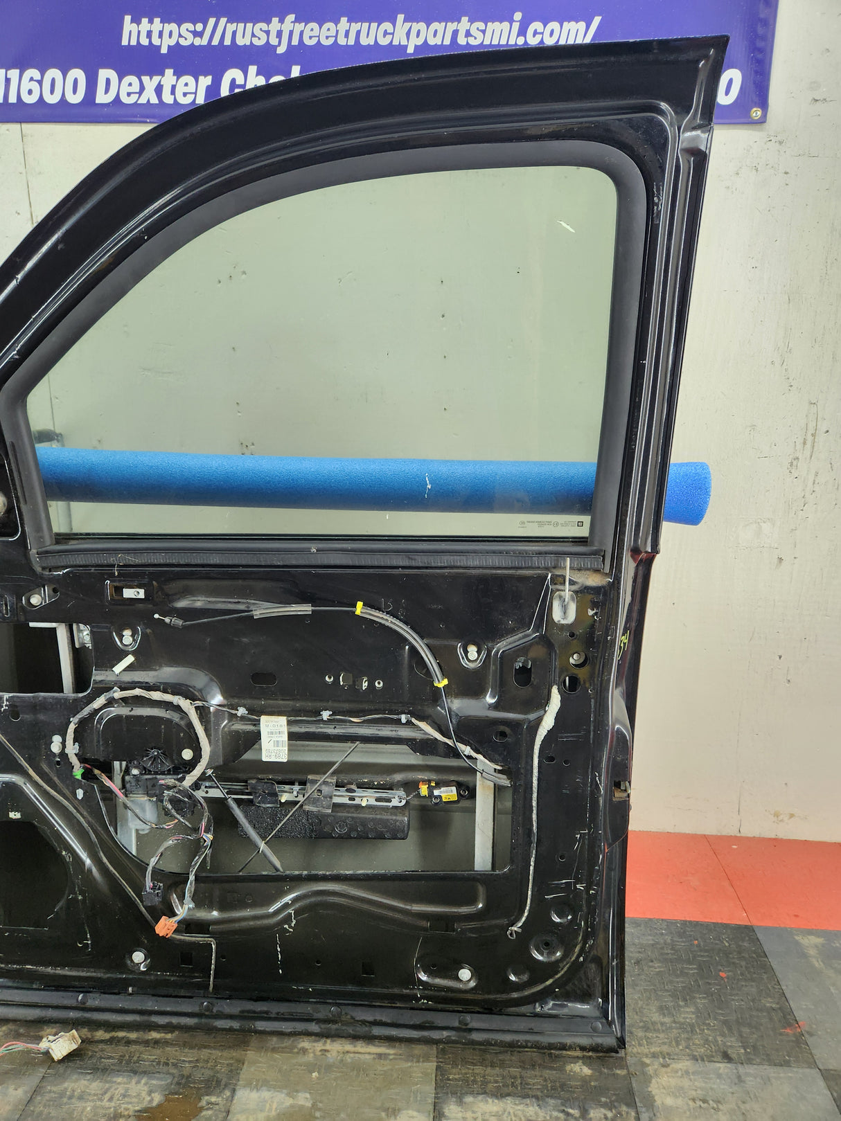 2007-2011 Cadillac Escalade RH Front Passenger Side Door